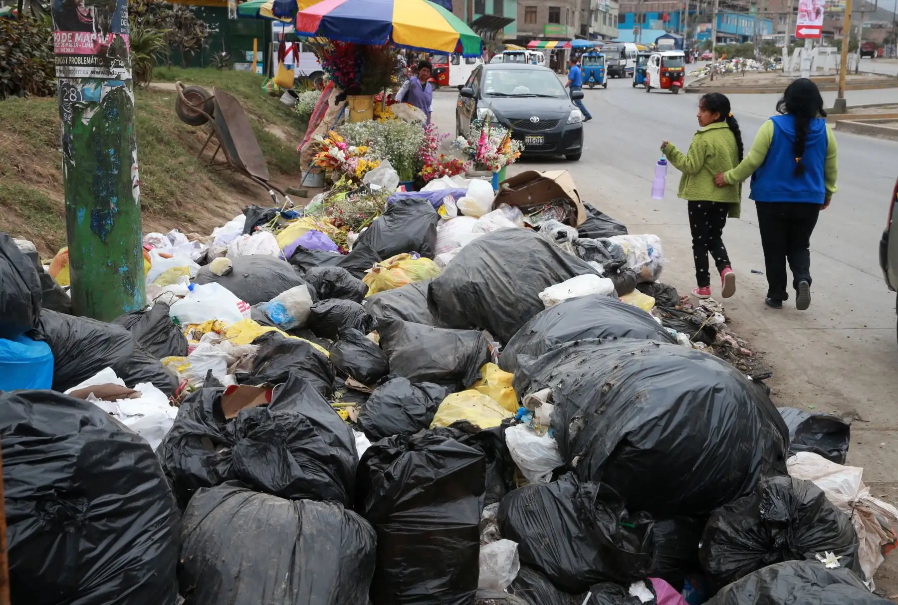 Las calles de Villa María del Triunfo lucen repletas de basura en cada calle, avenida Foto: ANDINA/Norman Córdova