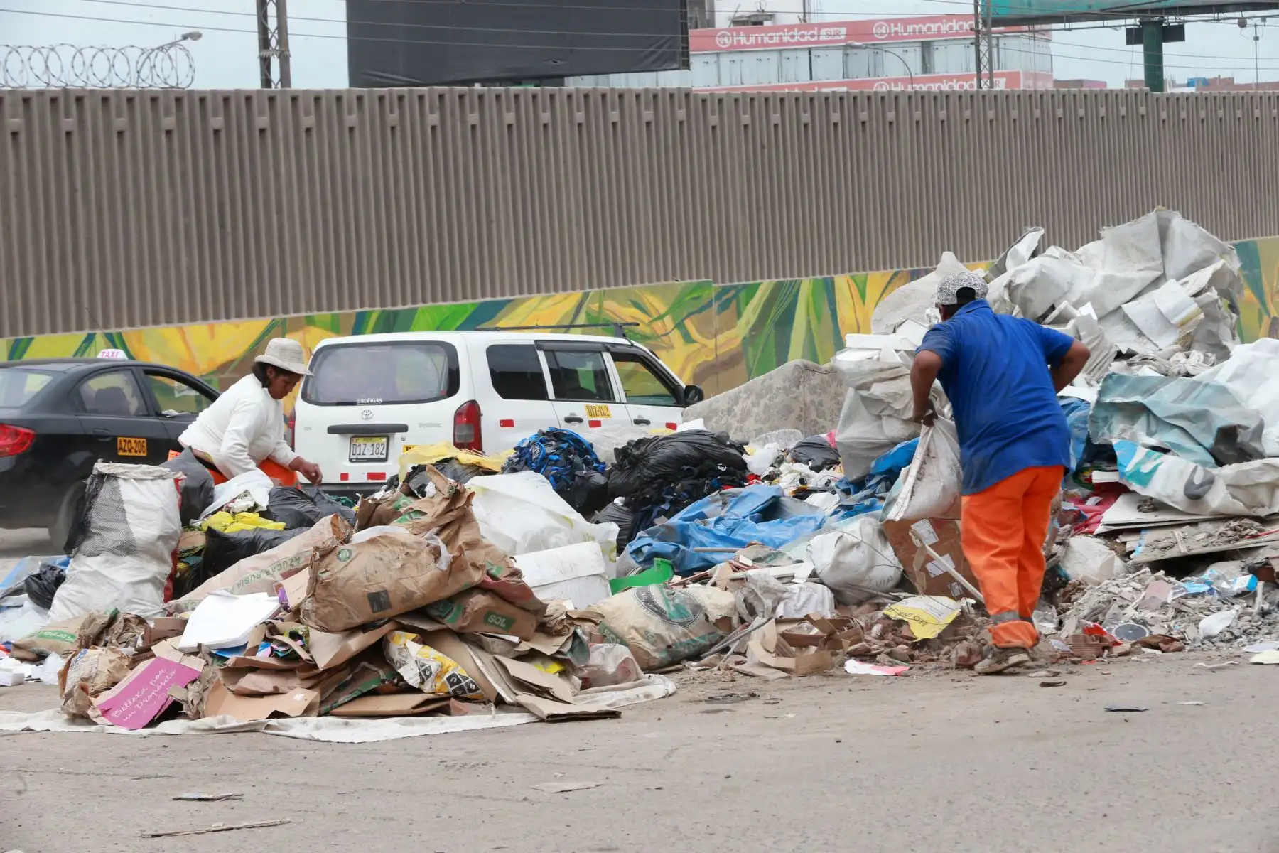 Las calles de Villa María del Triunfo lucen repletas de basura en cada calle, avenida Foto: ANDINA/Norman Córdova
