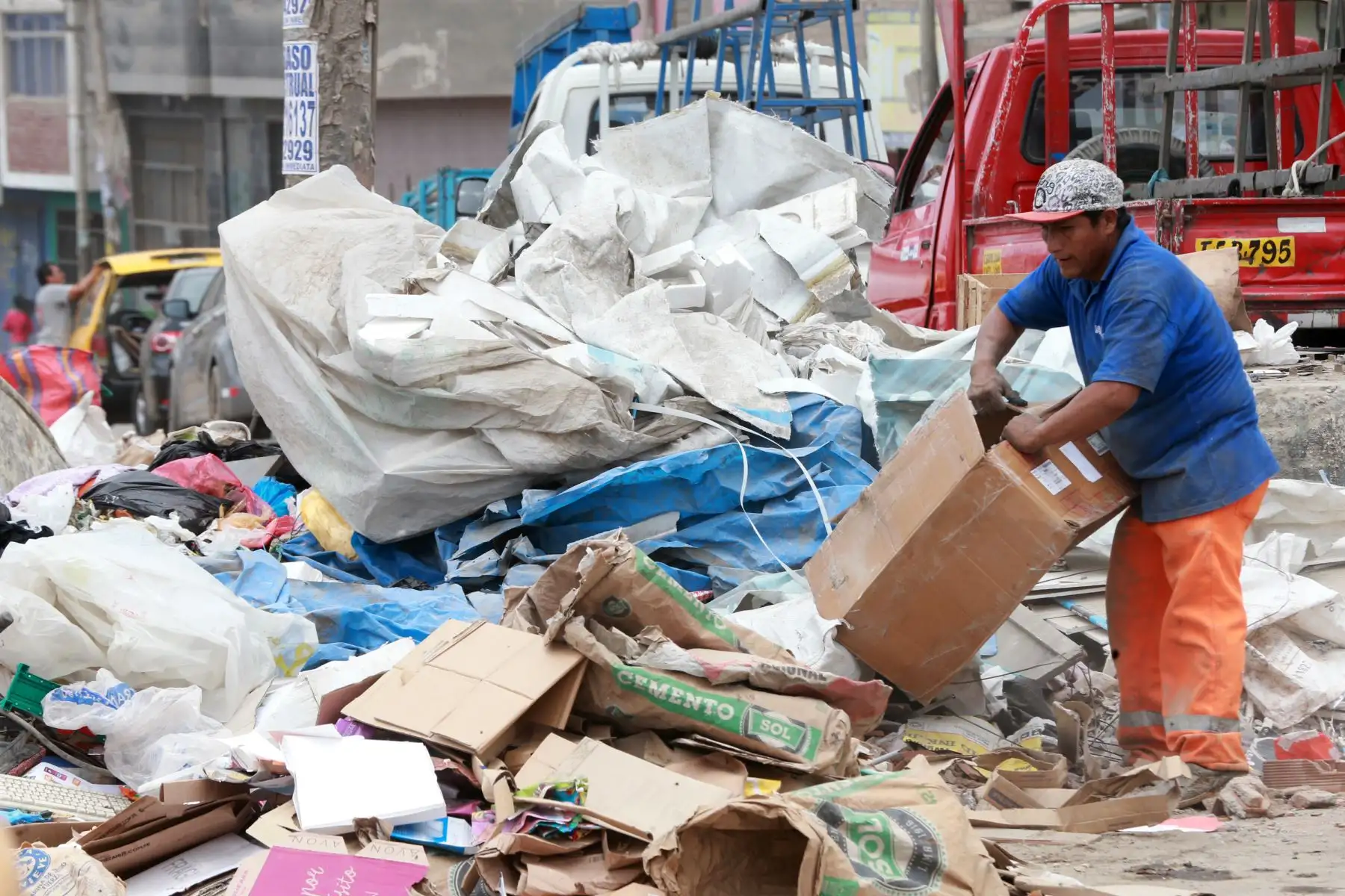 Las calles de Villa María del Triunfo lucen repletas de basura en cada calle, avenida Foto: ANDINA/Norman Córdova