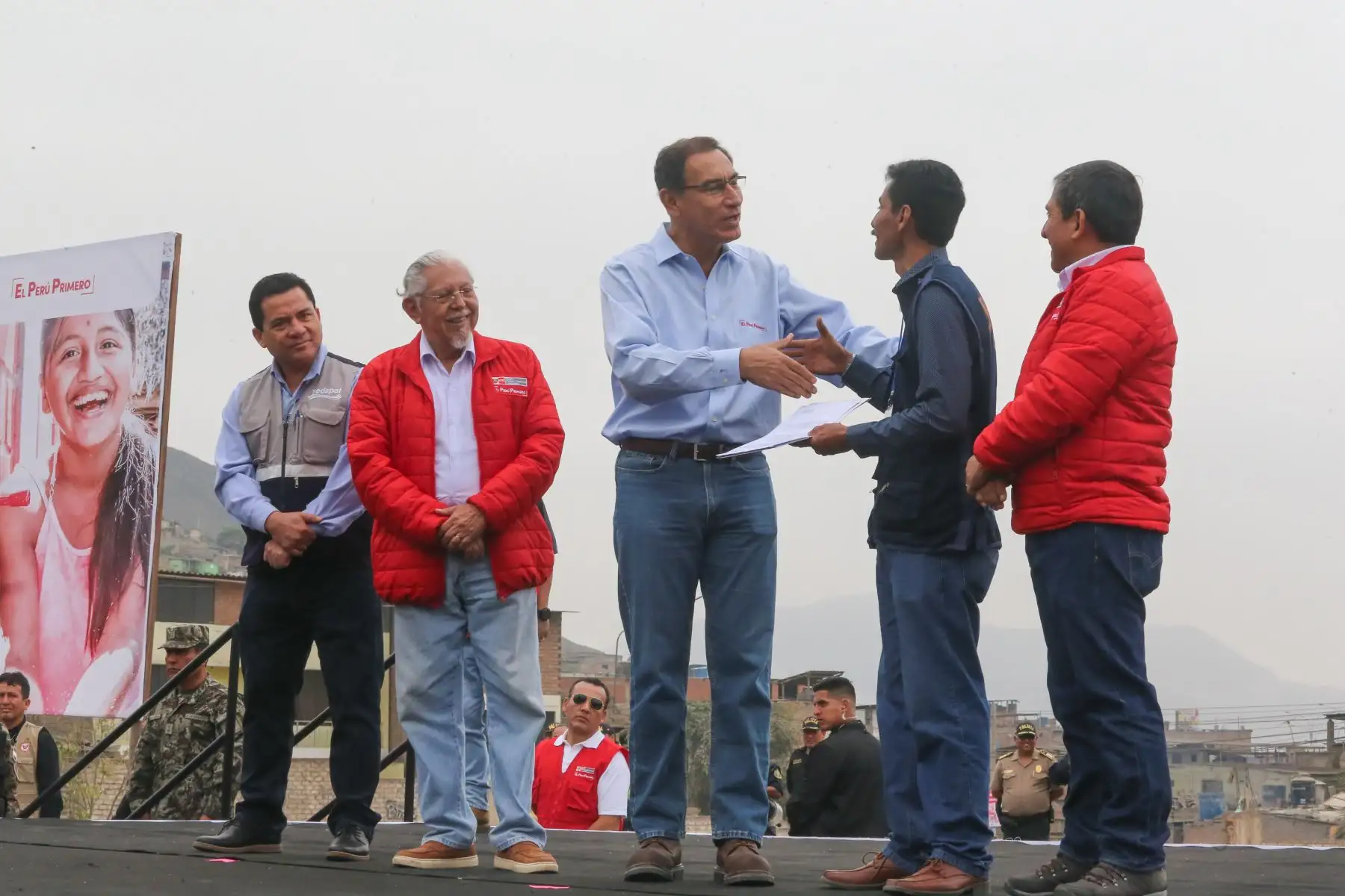Presidente Vizcarra entrega resolución de aprobación del expediente técnico para las obras de agua potable y alcantarillado en los distritos de San Juan de Miraflores, Villa María del Triunfo y Villa El Salvador. Foto: ANDINA/Prensa Presidencia