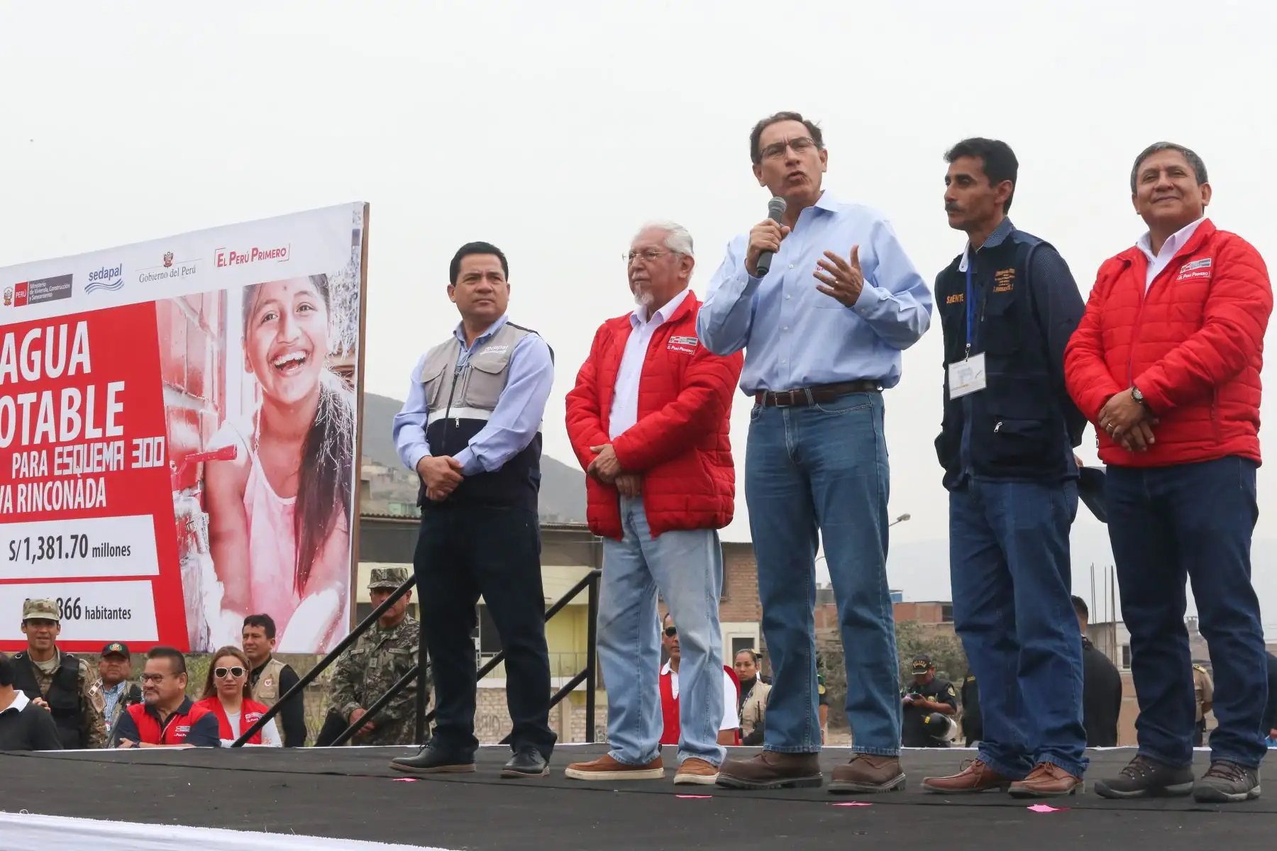 Presidente Vizcarra entrega resolución de aprobación del expediente técnico para las obras de agua potable y alcantarillado en los distritos de San Juan de Miraflores, Villa María del Triunfo y Villa El Salvador. Foto: ANDINA/Prensa Presidencia