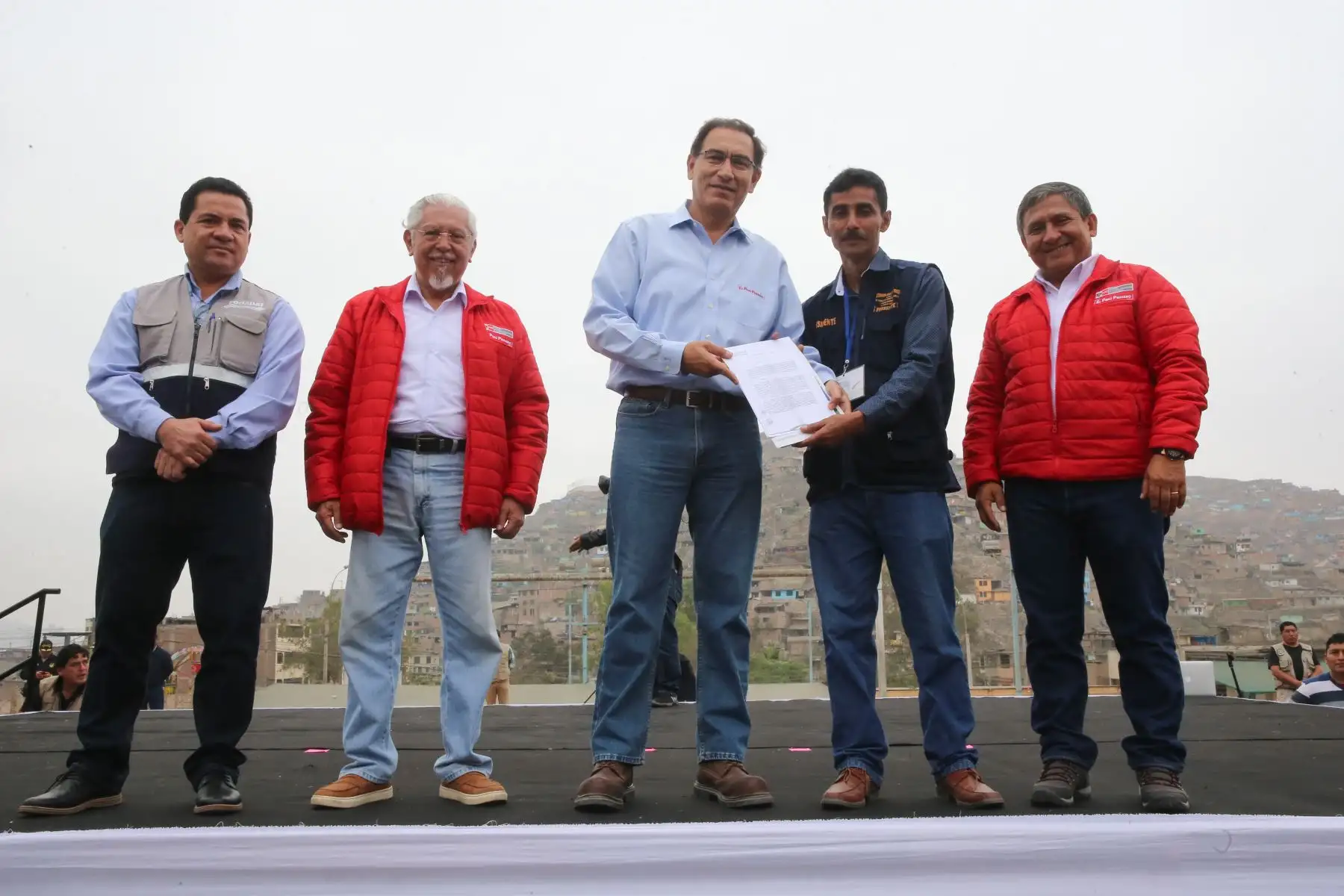 Presidente Vizcarra entrega resolución de aprobación del expediente técnico para las obras de agua potable y alcantarillado en los distritos de San Juan de Miraflores, Villa María del Triunfo y Villa El Salvador. Foto: ANDINA/Prensa Presidencia