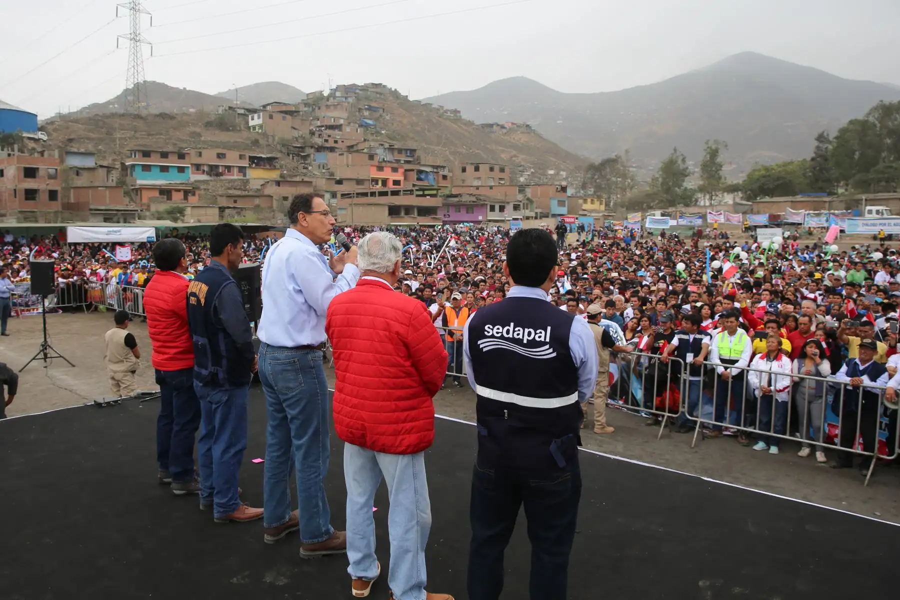Presidente Vizcarra entrega resolución de aprobación del expediente técnico para las obras de agua potable y alcantarillado en los distritos de San Juan de Miraflores, Villa María del Triunfo y Villa El Salvador. Foto: ANDINA/Prensa Presidencia