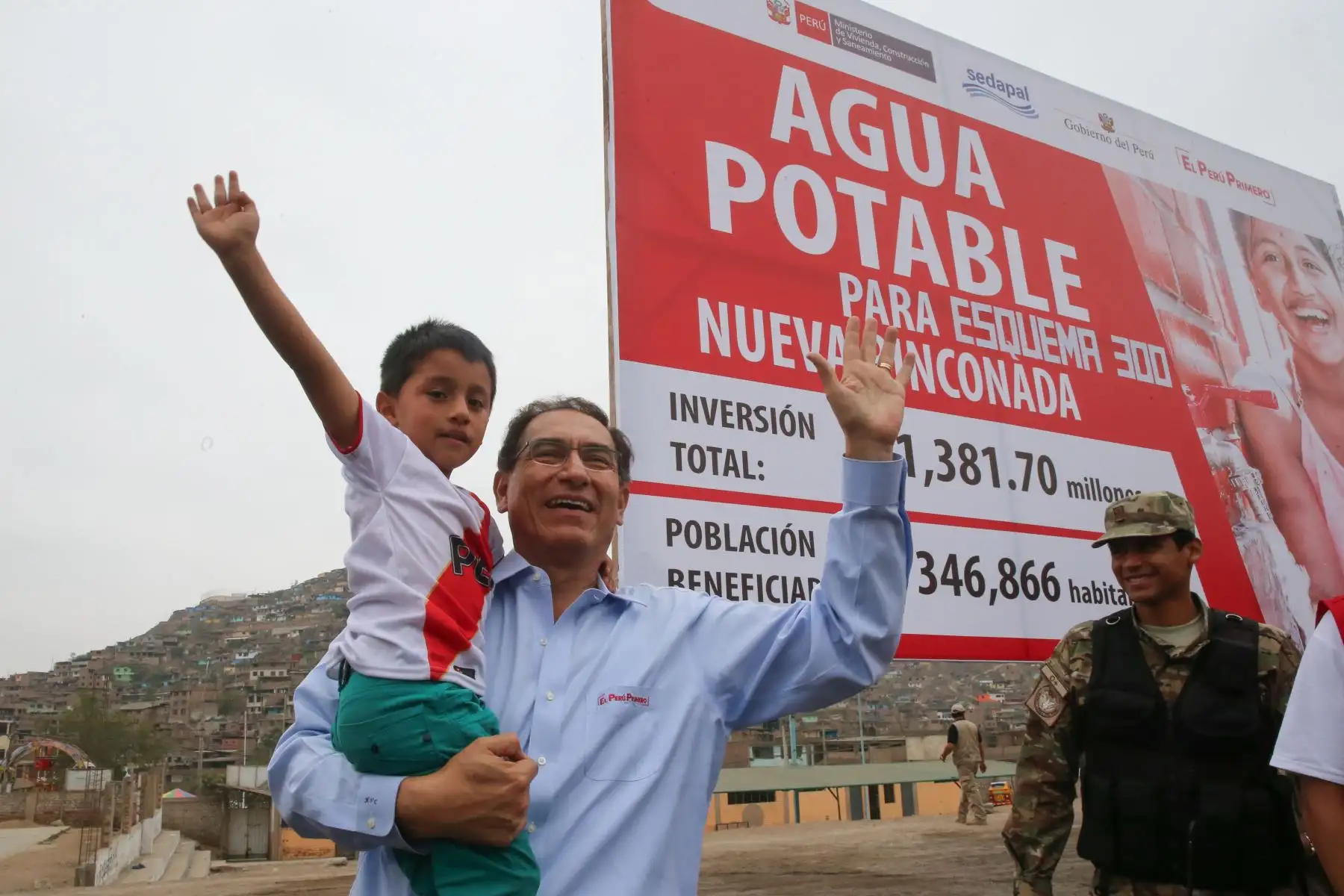 Presidente Vizcarra entrega resolución de aprobación del expediente técnico para las obras de agua potable y alcantarillado en los distritos de San Juan de Miraflores, Villa María del Triunfo y Villa El Salvador. Foto: ANDINA/Prensa Presidencia