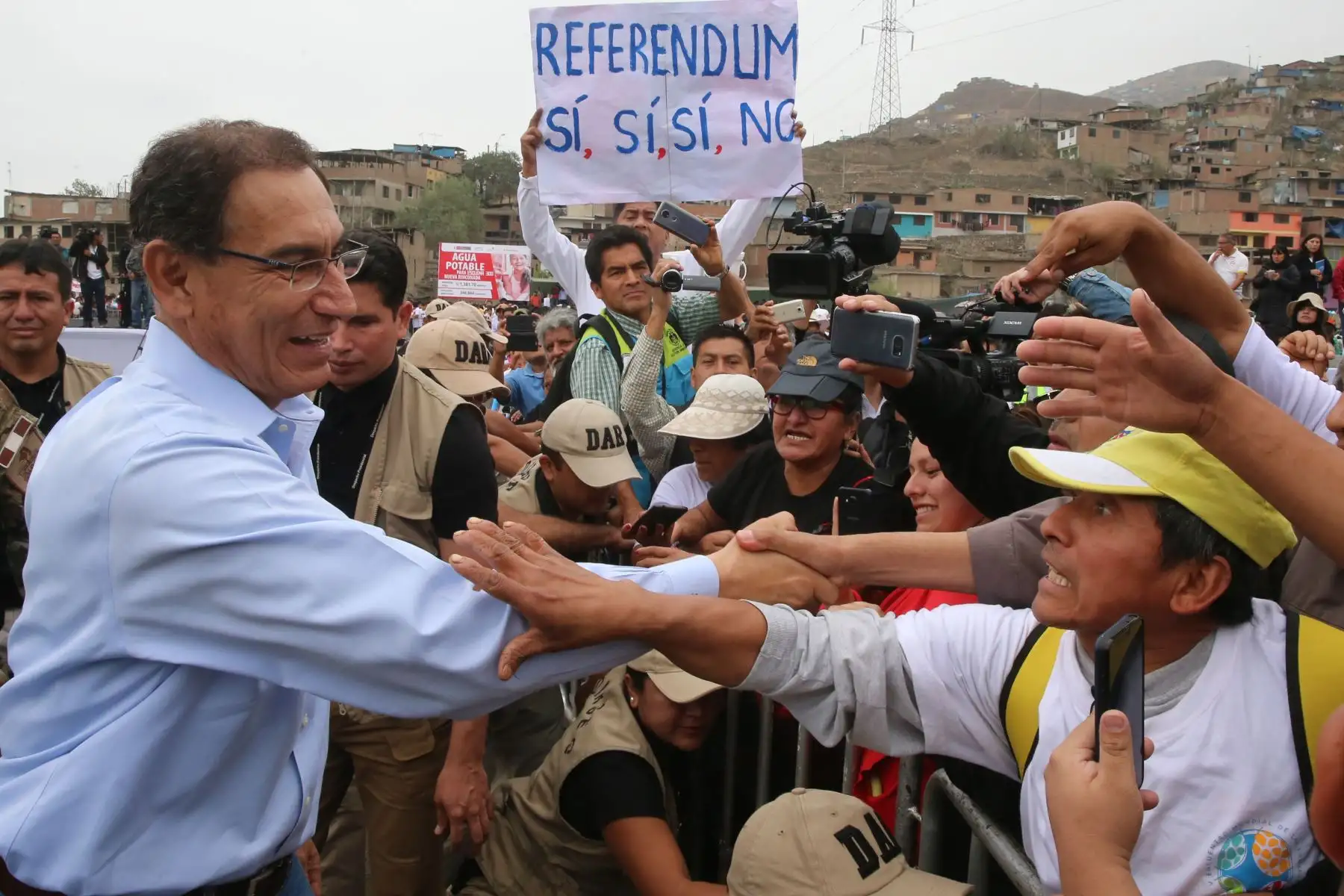 Presidente Vizcarra entrega resolución de aprobación del expediente técnico para las obras de agua potable y alcantarillado en los distritos de San Juan de Miraflores, Villa María del Triunfo y Villa El Salvador. Foto: ANDINA/Prensa Presidencia