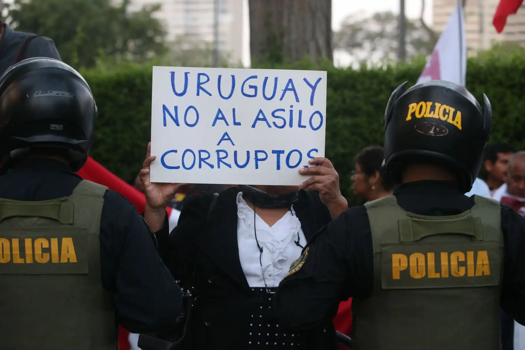 Manifestantes protestan frente a la Embajada de Uruguay por asilo de Alan Garcia. Foto: ANDINA/Vidal Tarqui