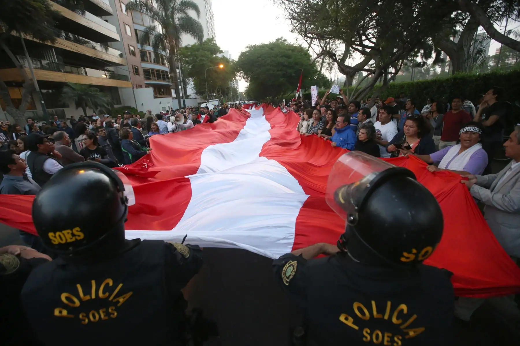 Manifestantes protestan frente a la Embajada de Uruguay por asilo de Alan Garcia. Foto: ANDINA/Vidal Tarqui