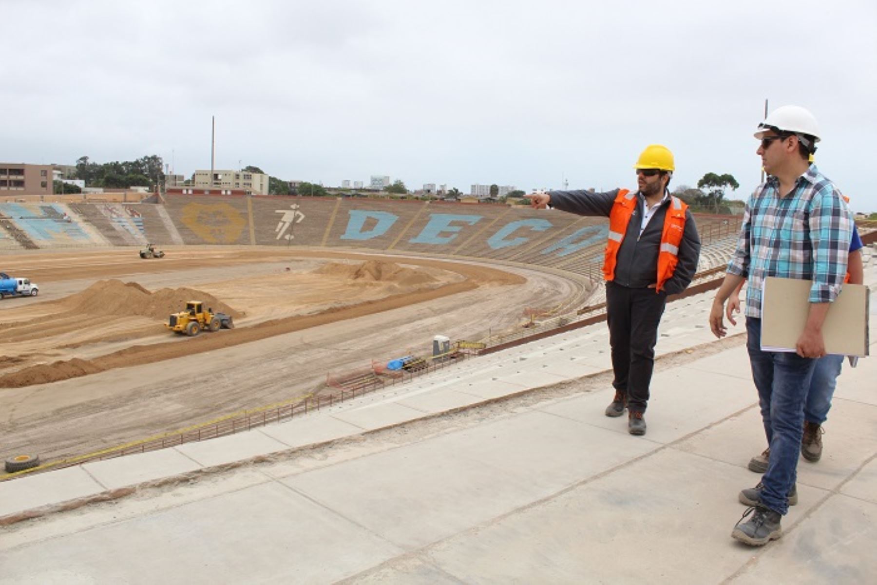 Hugo Figueredo recorrió el estadio de la UNMSM para observar los avances en los trabajos de su remodelación