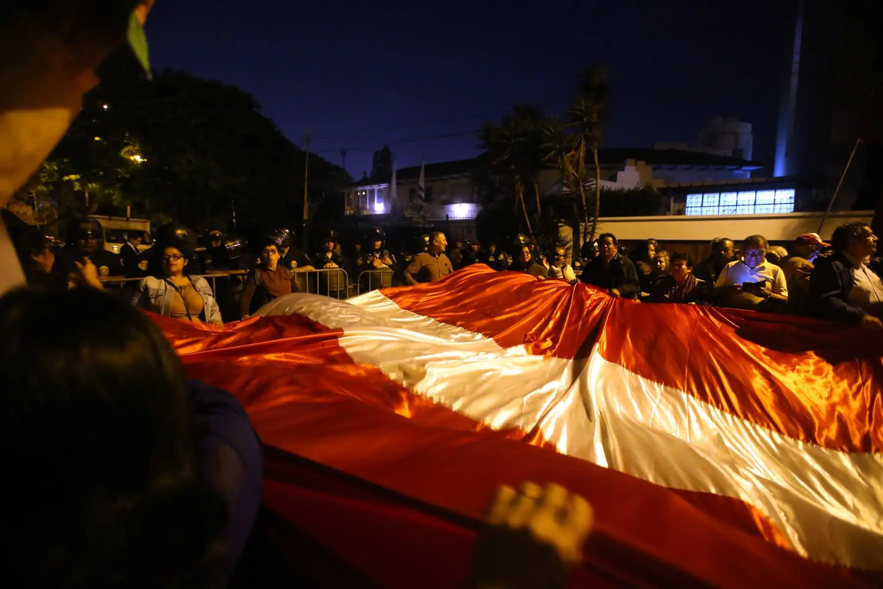 Manifestantes protestan frente a la Embajada de Uruguay por asilo de Alan Garcia. Foto: ANDINA/Vidal Tarqui