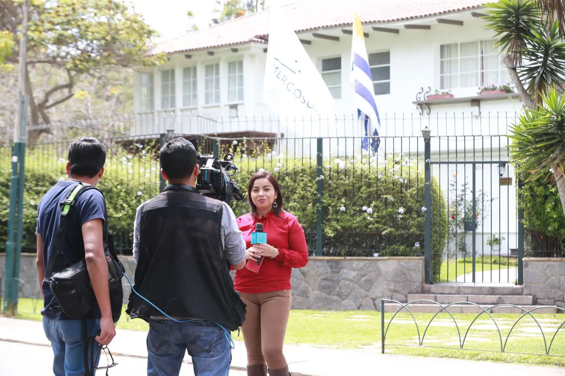 Periodistas apostados en la embajada de Uruguay en Lima, tras pedir asilo político Alan Garcia. Foto: ANDINA/Norman Córdova