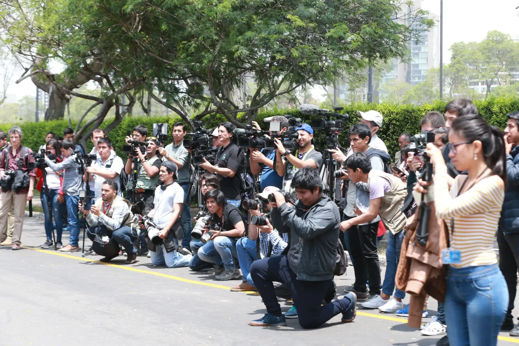 Periodistas apostados en la embajada de Uruguay en Lima, tras pedir asilo político Alan Garcia. Foto: ANDINA/Norman Córdova