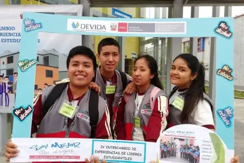 Escolares se preparan para ayudar a compañeros a no consumir drogas.