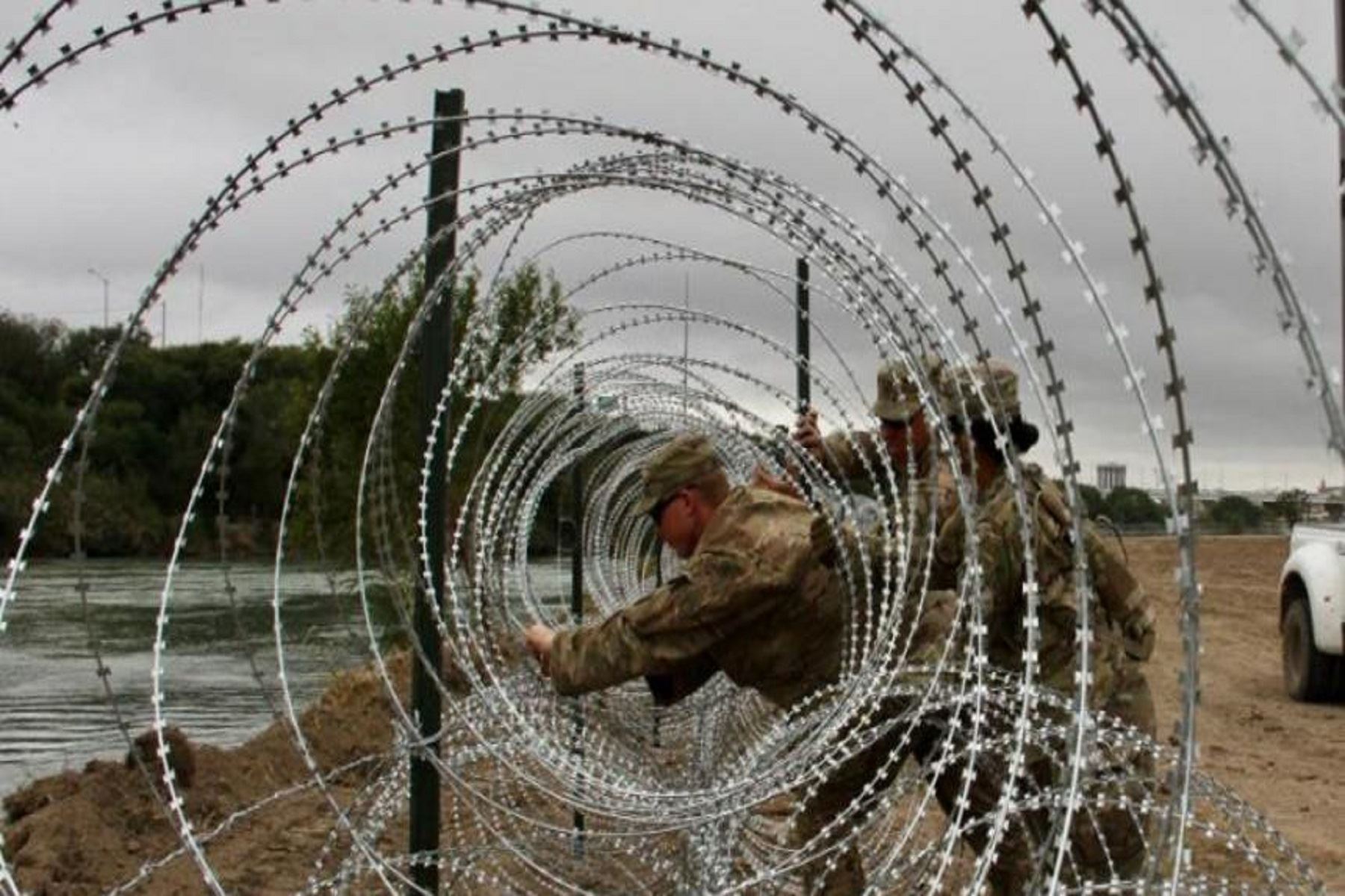 Ejército de EE. UU. despliega kilómetros de alambrada en frontera con México. Foto: AFP.