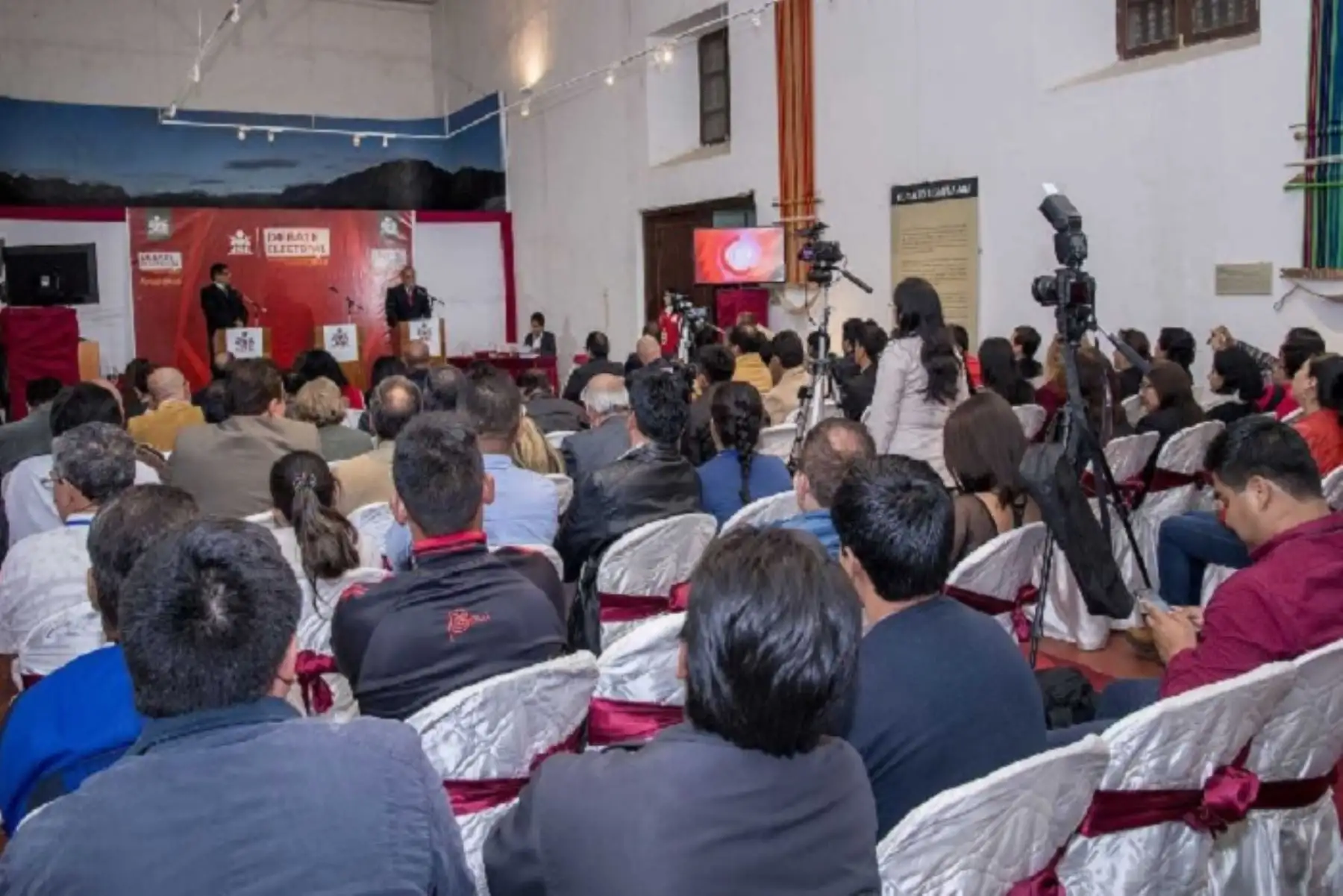 El Jurado Nacional de Elecciones (JNE) realizará del 25 de noviembre al 2 de diciembre debates entre los candidatos a gobernadores  en las 15 regiones del país donde se llevará a cabo la segunda vuelta electoral el próximo 9 de diciembre.