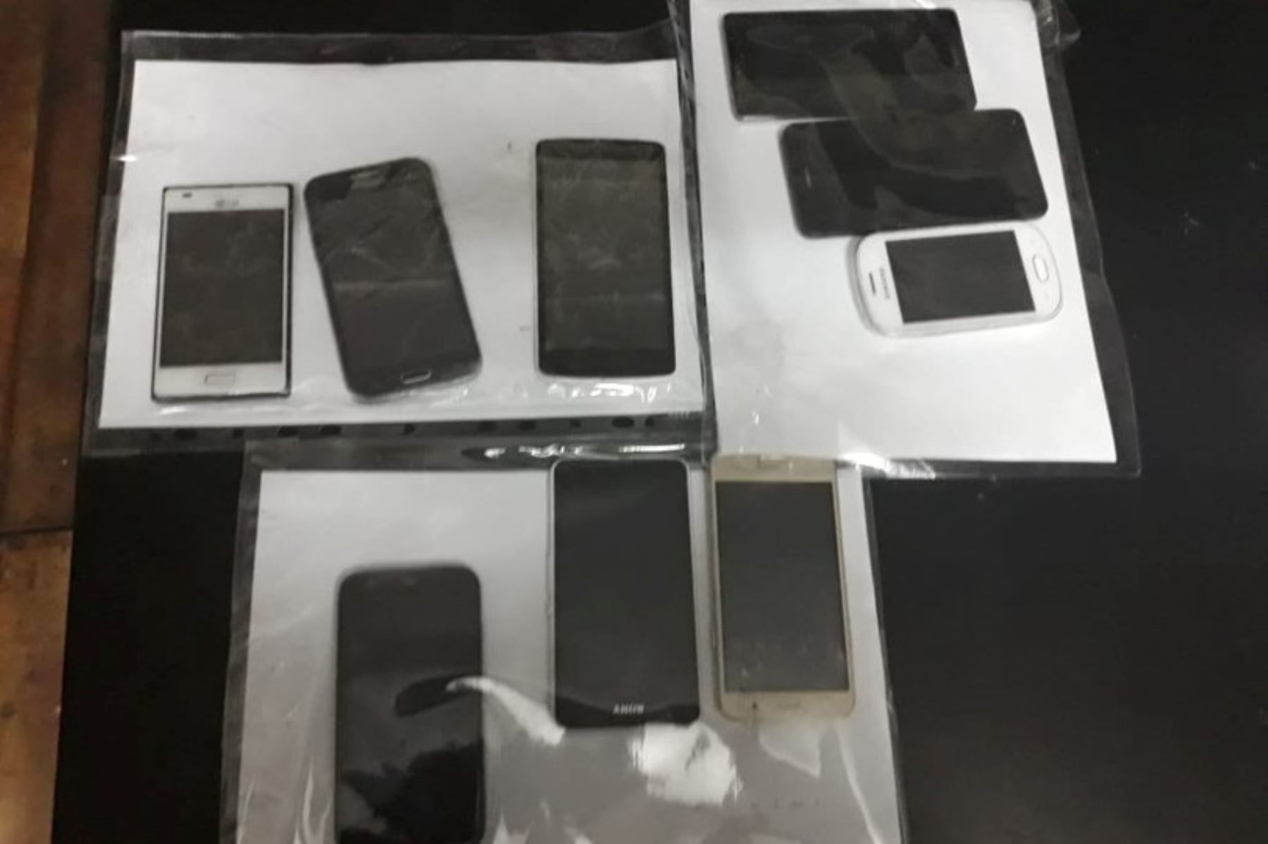 Estos son los celulares retenidos a Lizbeth Maylle Valladares (31), cuando intentaba ingresarlos al penal de máxima seguridad de Pasco.
