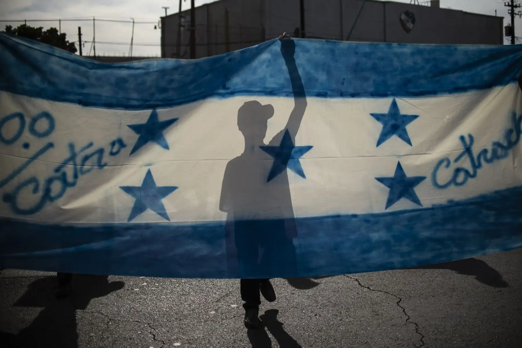 Migrantes centroamericanos, en su mayoría hondureños, que se desplazan en una caravana hacia los Estados Unidos con la esperanza de una vida mejor, realizan una manifestación en el centro de Mexicali en el estado mexicano de Baja California, en la frontera con Calexico, en California, EE. UU. El presidente de los Estados Unidos, Trump, envió alrededor de 5,800 soldados a la frontera para prevenir la llegada de grandes grupos de migrantes centroamericanos que viajan a través de México y hacia los EE. UU., En