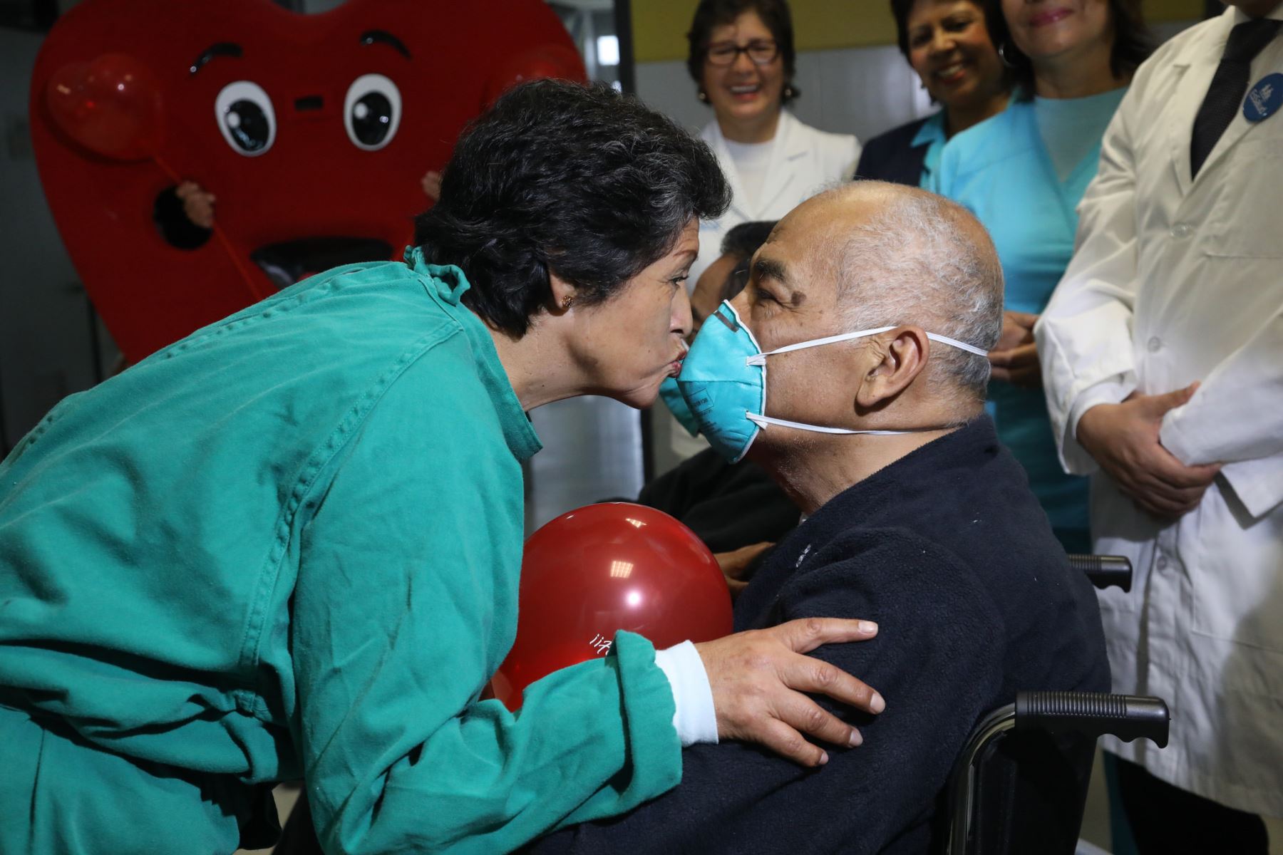 Paciente José Martín Mendoza recibe el cariño de su esposa tras presentarse a la prensa su caso exitoso. Foto: EsSalud