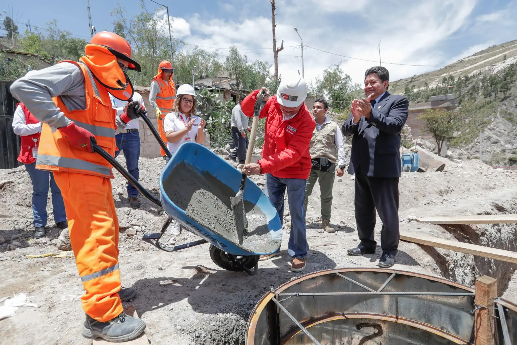 Ministro de Vivienda Javier Piqué realiza visita de inspección a las obras de agua y desagüe en el AAHH Vencedores del Señor de Palacio, Huamanga, Ayacucho.Foto: ANDINA/Ministerio de Vivienda