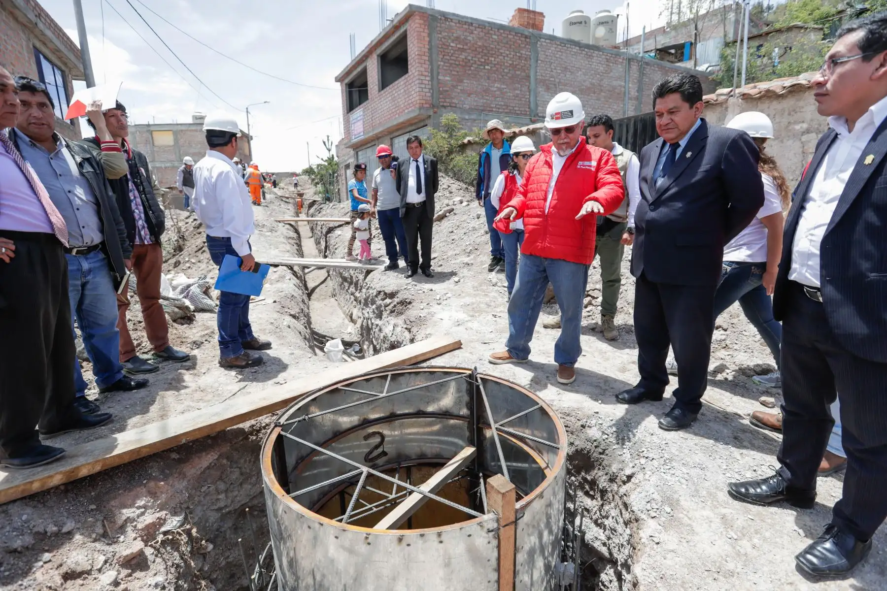 Ministro de Vivienda Javier Piqué realiza visita de inspección a las obras de agua y desagüe en el AAHH Vencedores del Señor de Palacio, Huamanga, Ayacucho.Foto: ANDINA/Ministerio de Vivienda