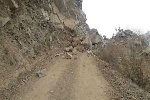 Un sector de la vía Cochas – Ocros, en la provincia de Ocros, quedó bloqueada por la caída de piedras gigantes, producto del sismo de magnitud 5,7 registrado esta madrugada en la región Áncash y que tuvo como epicentro la provincia de Casma.