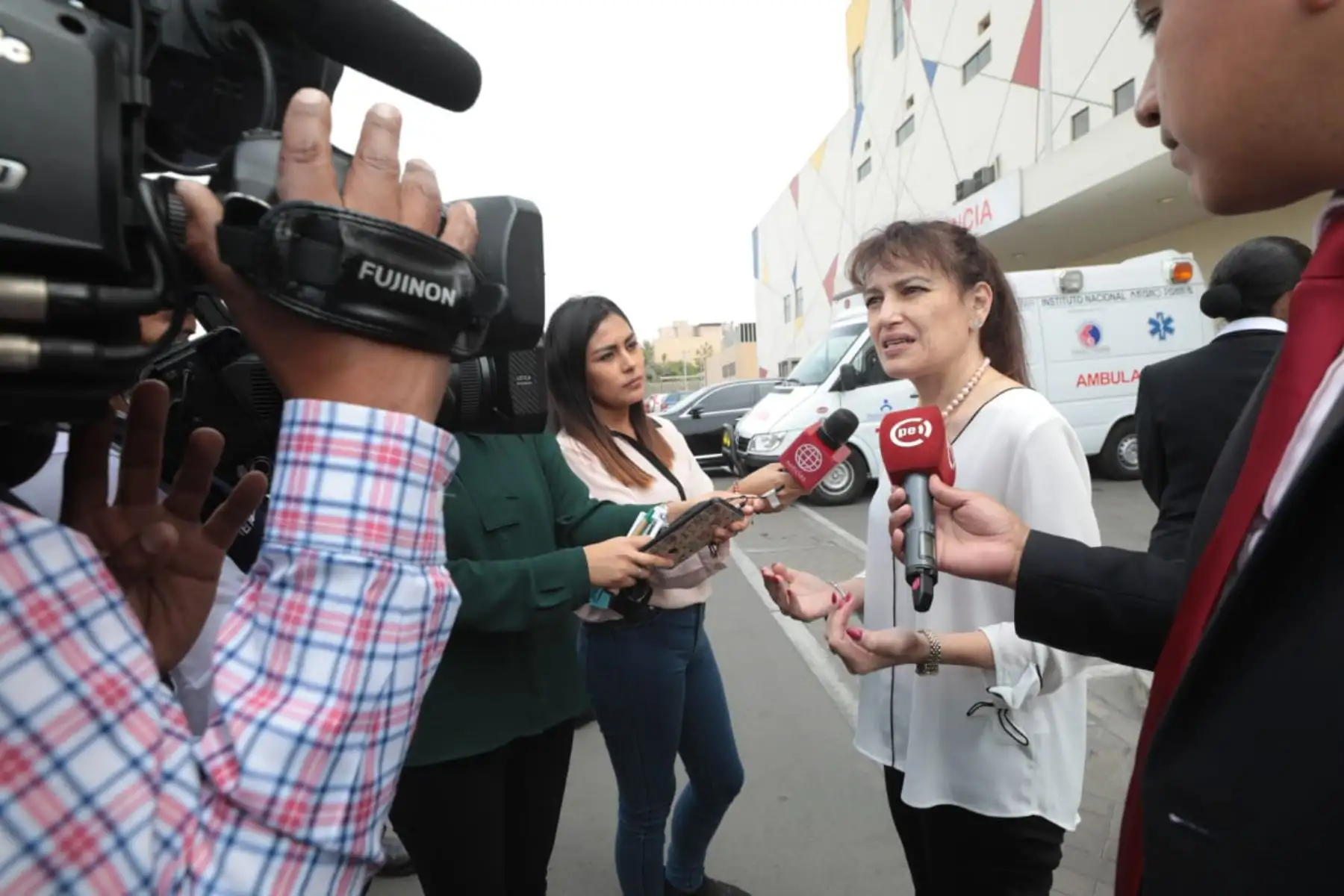 La ministra de Salud, Silvia Pessah, visitó hoy a los dos escolares heridos en accidente de tránsito en Amazonas, que reciben atención especializada en el Instituto Nacional de Salud del Niño de San Borja.