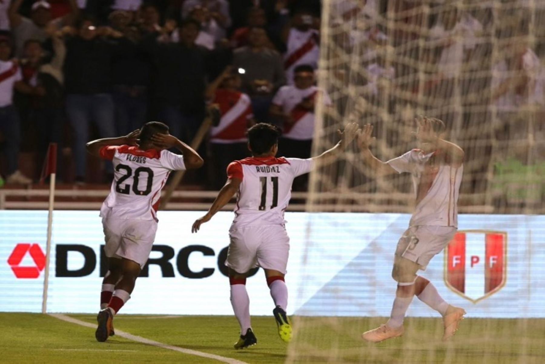 Edison FlorEs celebra el primer gol  peruano ante Costa Rica en la UNSA