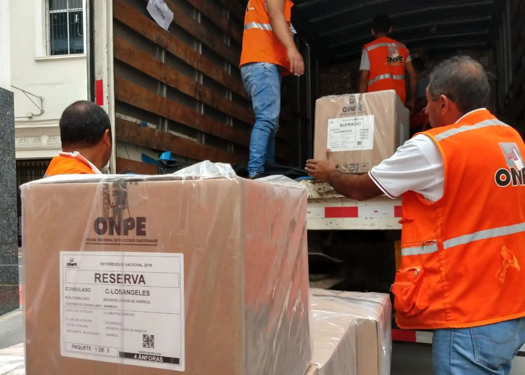 Entrega de material electoral para referéndum del próximo 9 de diciembre. Foto: Difusión.