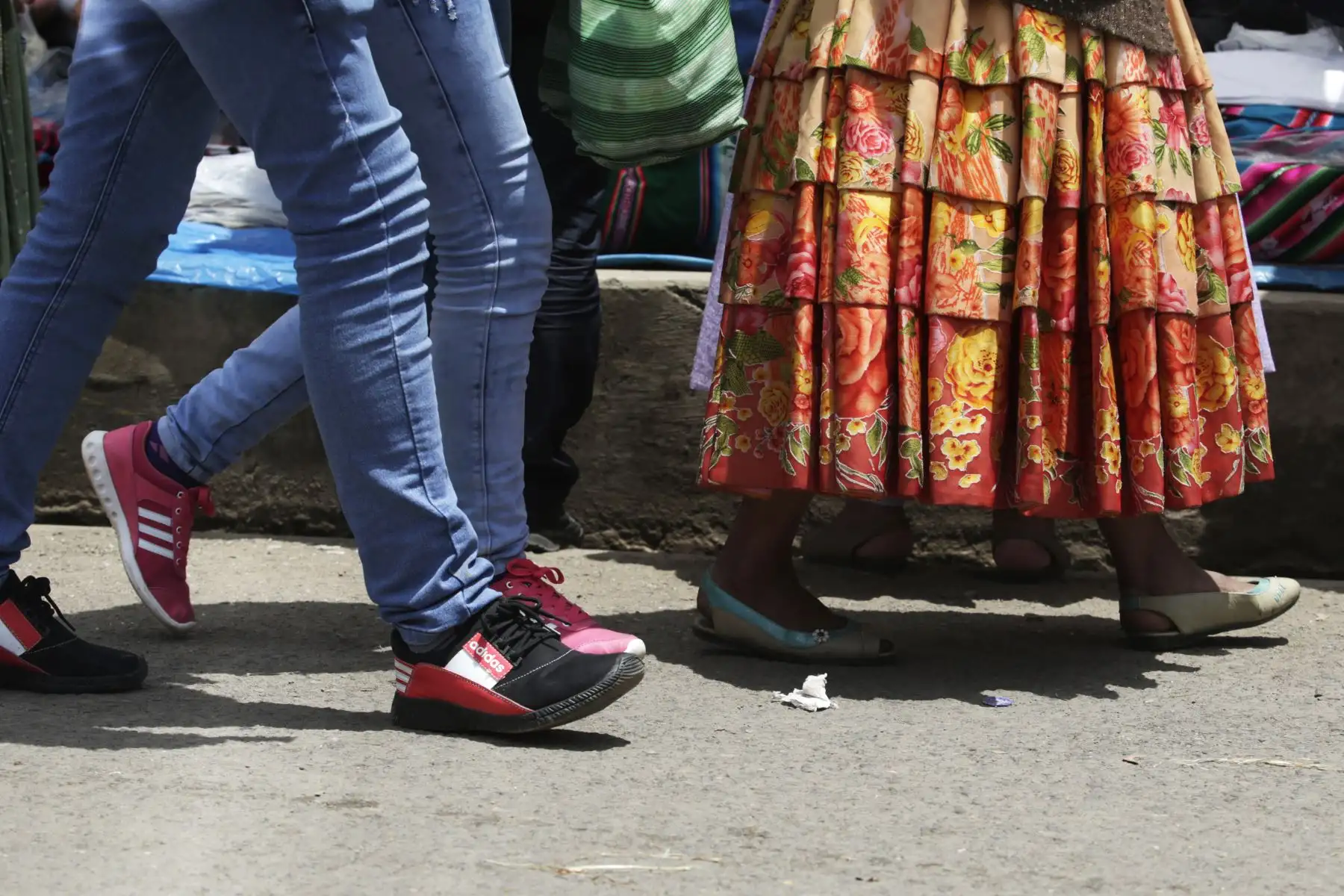 Las largas y coloridas polleras contrastan con la vestimenta moderna de las jovenes. Foto: ANDINA/Melina Mejía