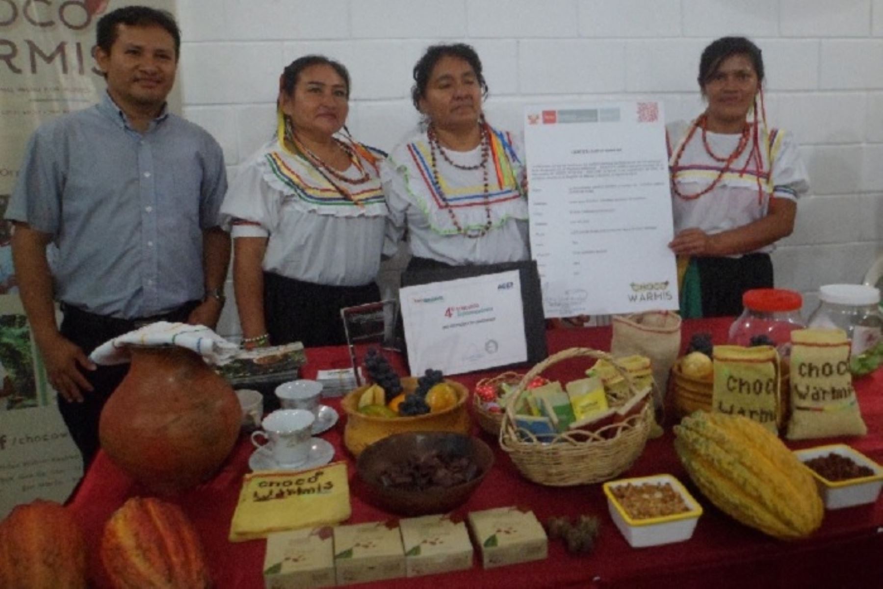 La Asociación de Mujeres Organizadas “Choco Warmis” de la comunidad nativa Copal Sacha, en la provincia El Dorado, región San Martín, recibió del Instituto Nacional de Defensa de la Competencia y de la Protección de la Propiedad Intelectual (Indecopi) el certificado de la marca colectiva.