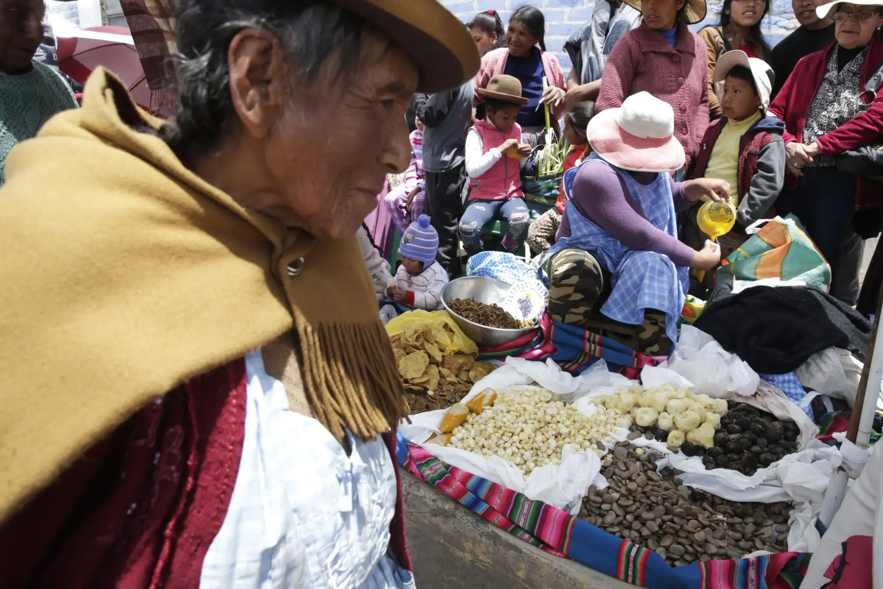 Venta de comida en las calles de Puno . Foto: ANDINA/Melina Mejía