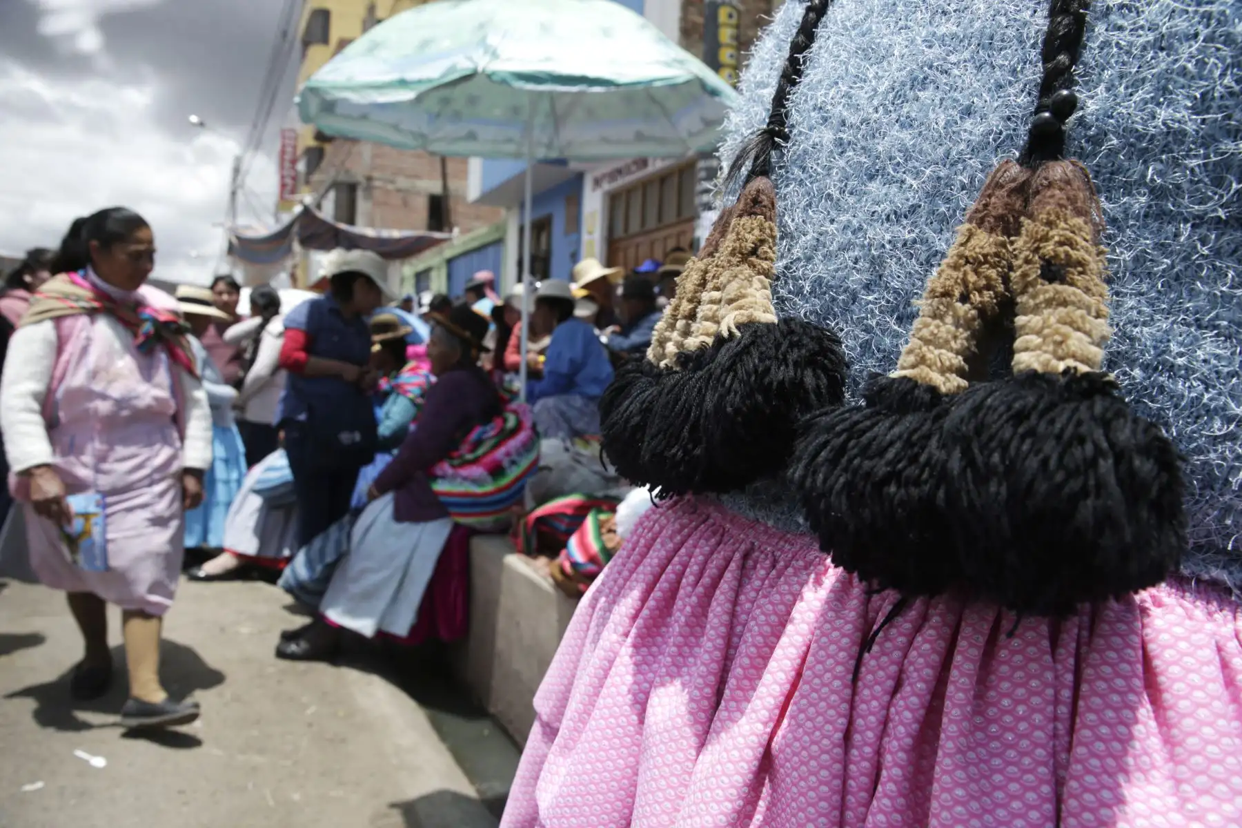 Las borlas en las trenzas de las mujeres puneñas indican su estado civil, en esta foto una mujer casada. Foto: ANDINA/Melina Mejía