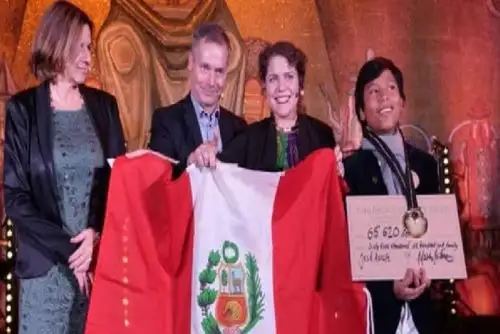 José Adolfo Quisocala Condori, un niño de solo 13 años, natural de Arequipa y conocido como "el niño banquero", recibió el Premio Climático Infantil 2018 que otorga la empresa Telge Energi en Estocolmo (Suecia).