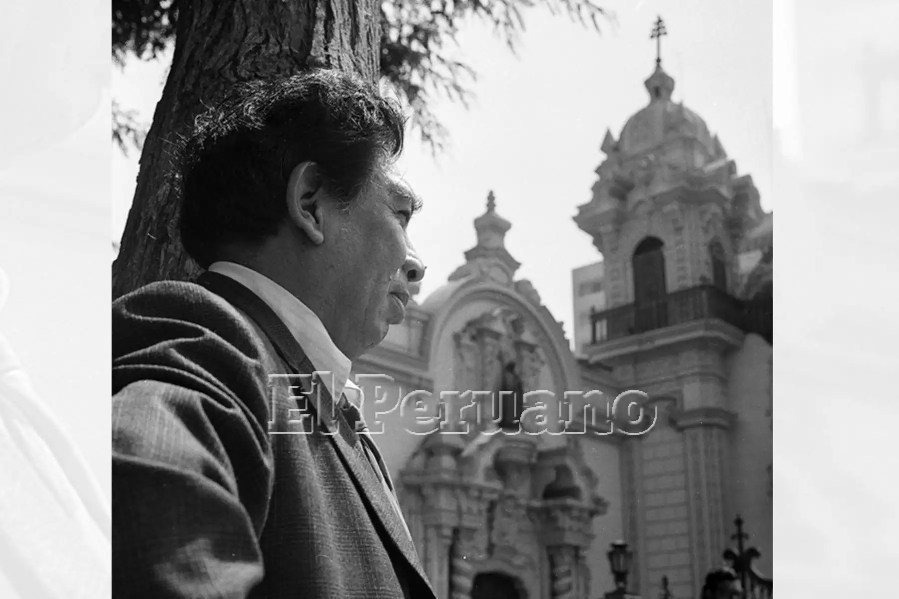 Lima - 22 marzo 1975 / El pintor Víctor Humareda frente al convento de San Francisco. Foto: Archivo Histórico de EL PERUANO / Leoncio Mariscal