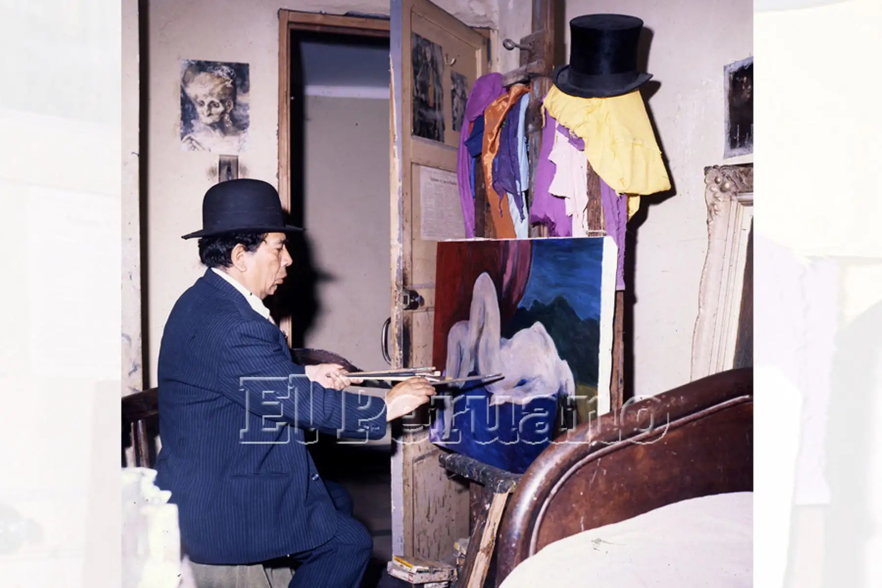 Lima - década 1980. / Víctor Humareda en su habitación del Hotel Lima de La Parada. Foto: Archivo Histórico de EL PERUANO.