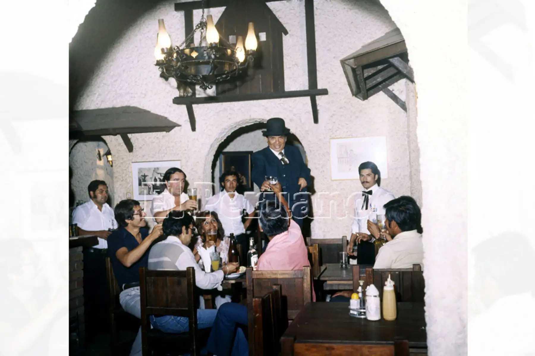 Lima - década 1980 / Pintor Víctor Humareda en el bar café Bon Buffet. Foto: Archivo Histórico de EL PERUANO