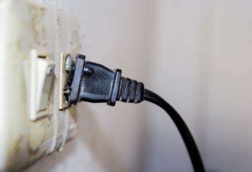 Conoce cómo impacta la humedad en tus conexiones eléctricas. Foto: Difusión