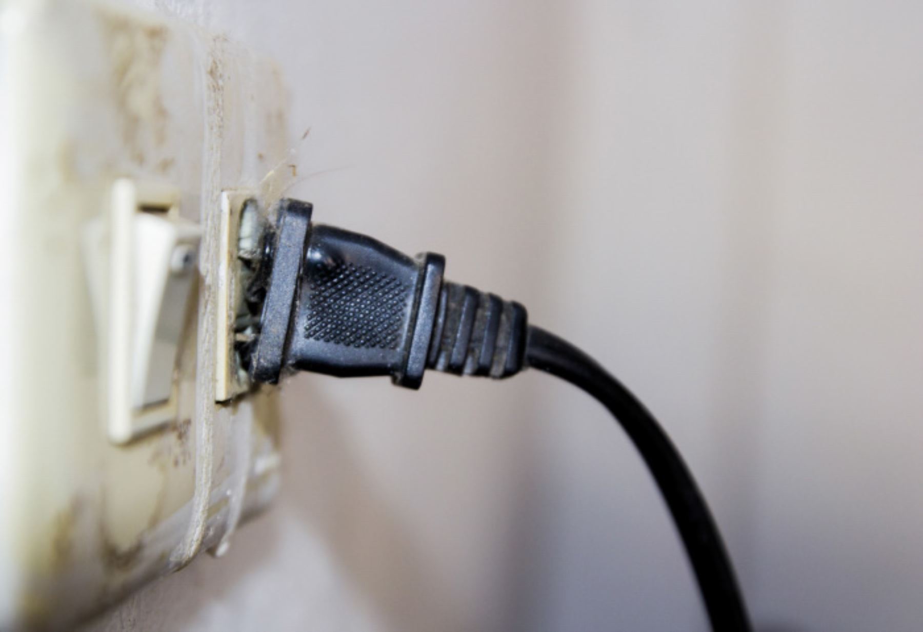 Conoce cómo impacta la humedad en tus conexiones eléctricas. Foto: Difusión