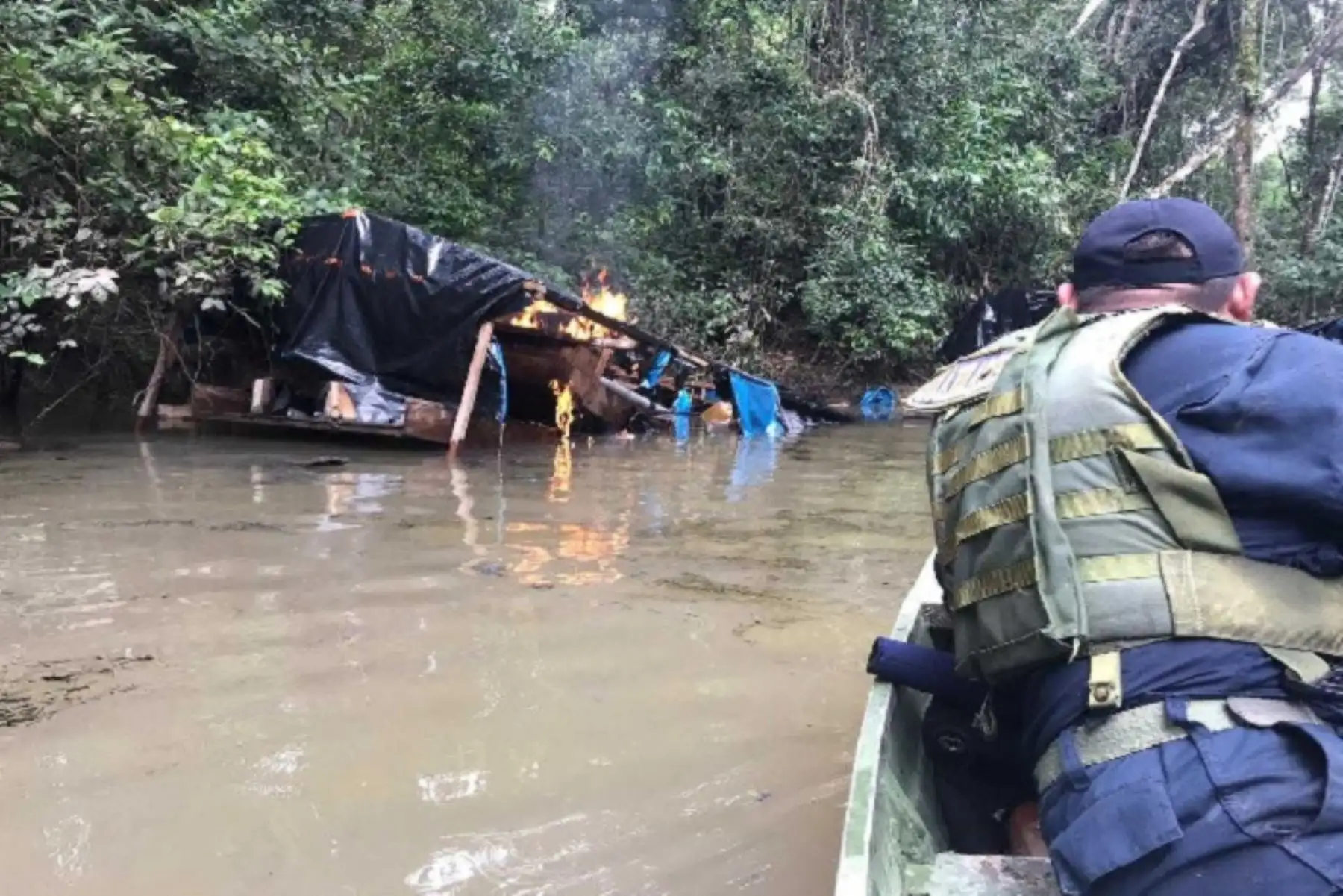 Destruyen dragas ilegales de minería ilegal en Loreto