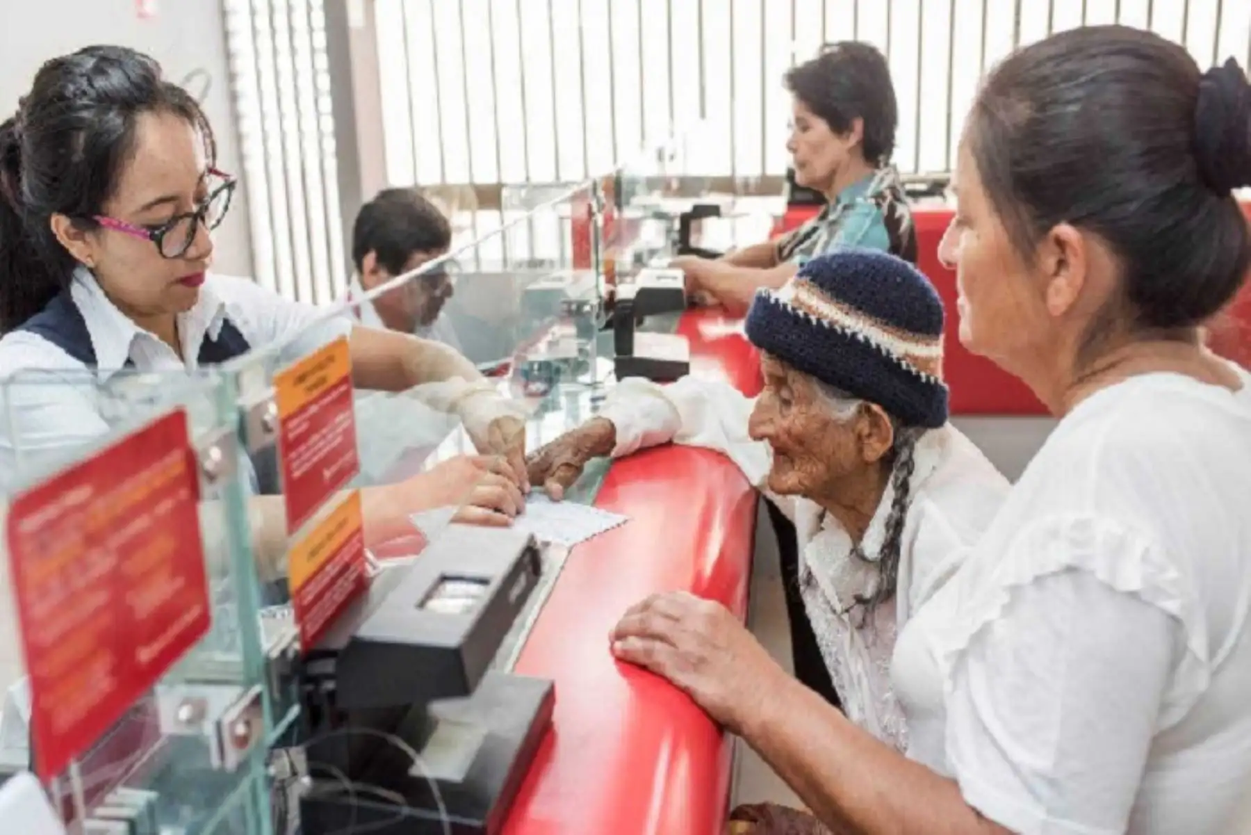 Entre los principales servicios que prestará la nueva Oficina Especial del Banco de la Nación figuran ahorros, cobranzas, compra venta de moneda extranjera, cuentas corrientes, recaudación, telegiros, etc;los cuales deberán ser requeridos en el horario de atención de lunes a viernes de 08:30 a 17:30 horas, y sábados de 09:00 a 13:00 horas.