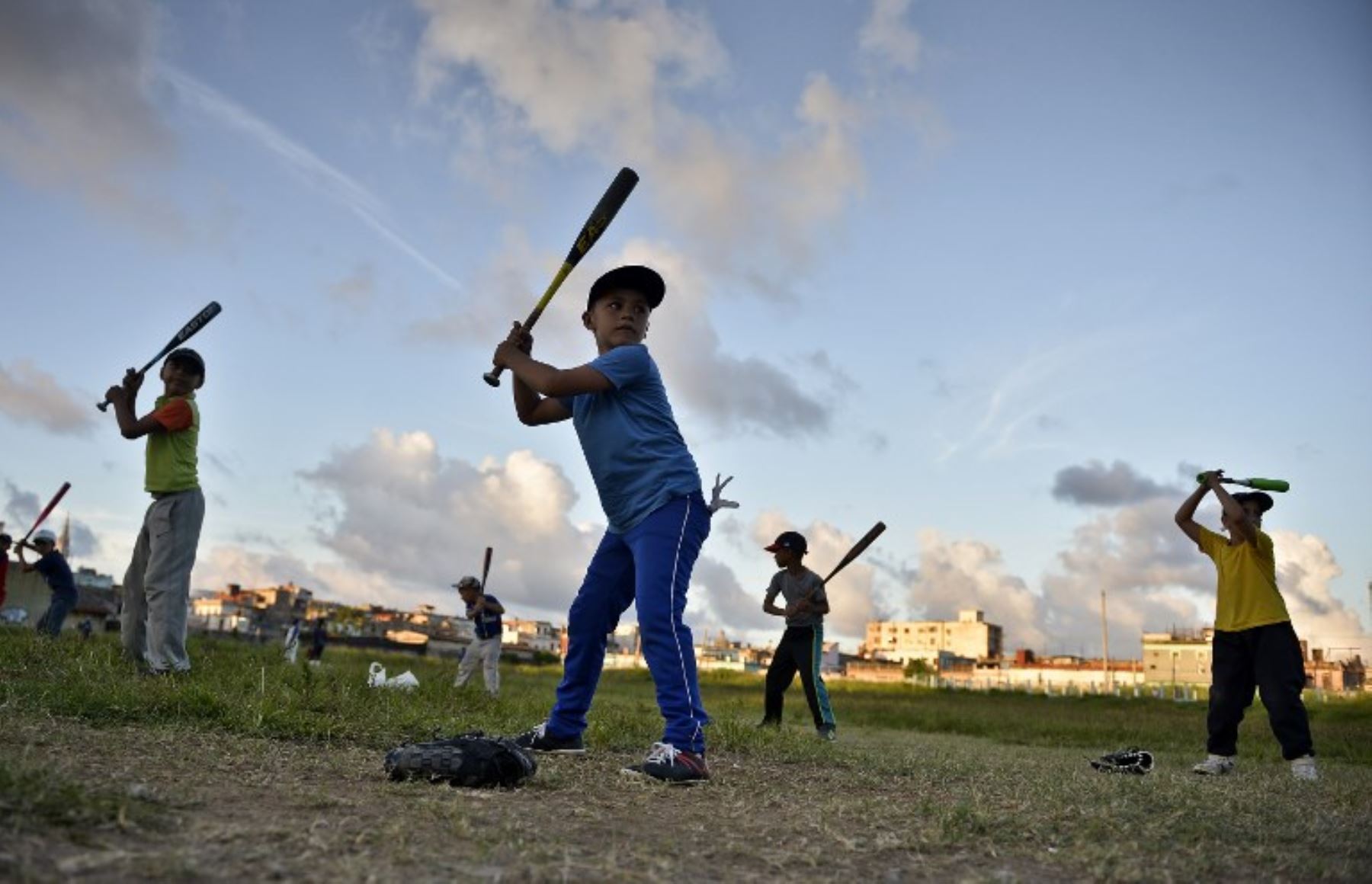 El béisbol es el deporte bandera de los cubanos, pero el fútbol llegó para darle pelea