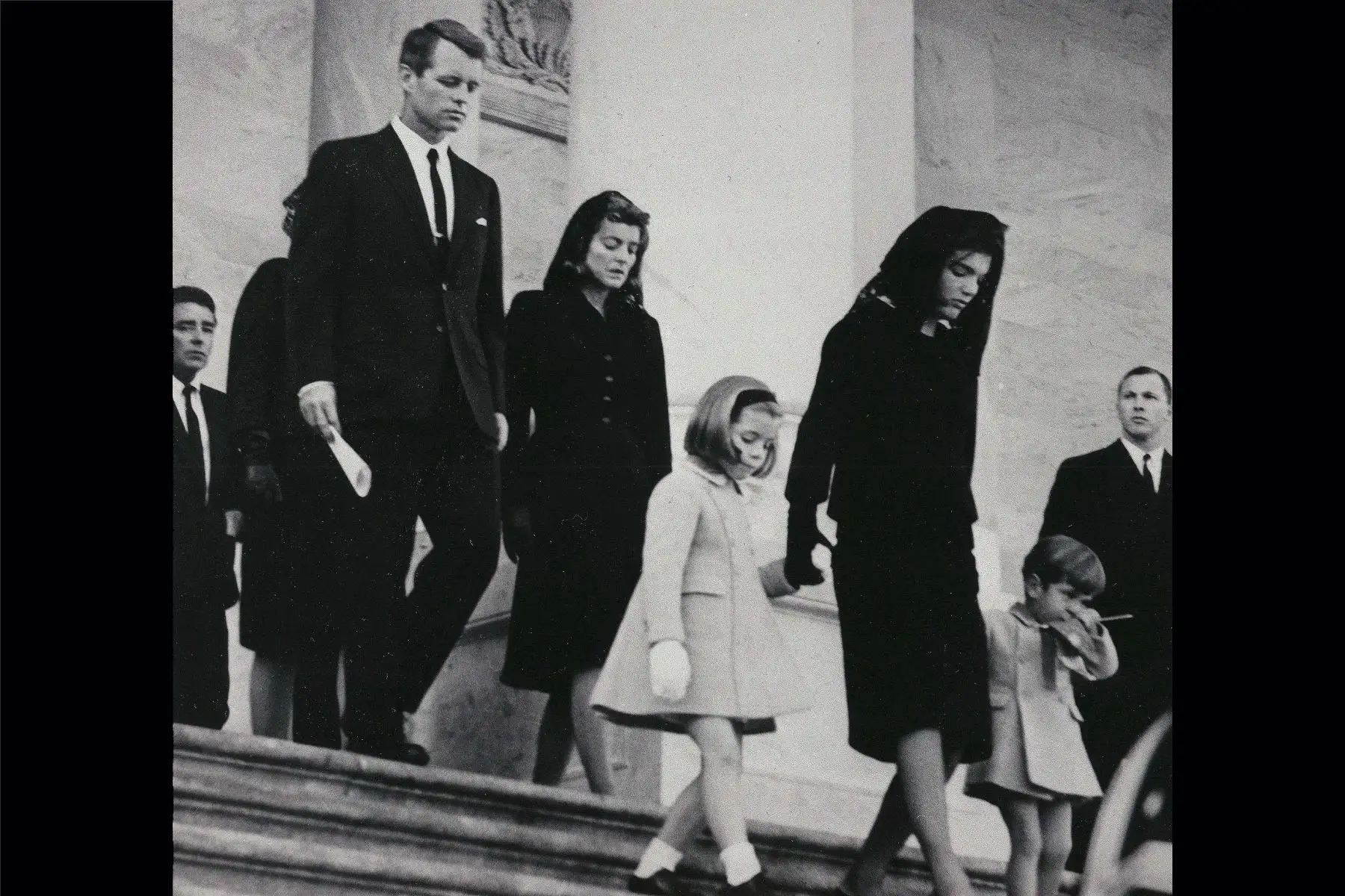 Esta foto del archivo muestra a Jacqueline Kennedy (3ra R), ex viuda del asesinado presidente de los EE. UU. John F. Kennedy, cuando abandona el Capitolio de los EE. UU., Donde el cuerpo de Kennedy estaba en el estado el 24 de noviembre de 1963, en Washington, DC. Acompañándola están los miembros de la familia, John F. Kennedy, Jr, (2nd R). Caroline Kennedy (C), Robert Kennedy (L) y Jean Kennedy Smith, hermana de JFK. AFP