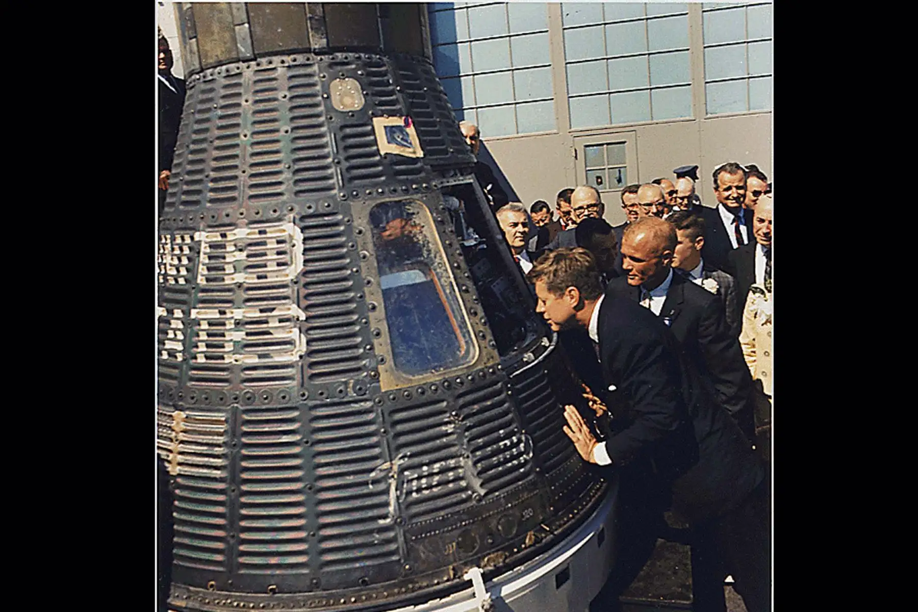 Esta foto del archivo tomada el 23 de febrero de 1962 en el hangar "S", en Cabo Cañaveral, Florida, tres días después del vuelo histórico del astronauta estadounidense John Glenn, muestra al presidente estadounidense John F. Kennedy inspeccionando el interior de la cápsula de Mercury Amistad 7. Glenn (detrás del presidente ) tomó su vuelo alrededor de la Tierra en Friendship 7 en la Misión Mercury-Atlas 6 el 20 de febrero de 1962. FOTO AFP