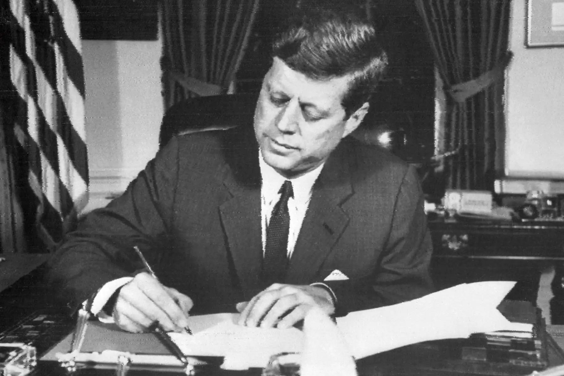 497/5000
El presidente de los Estados Unidos, John Fitzgerald Kennedy, firma la orden de bloqueo naval de Cuba, el 24 de octubre de 1962 en la Casa Blanca, Washington DC, durante la crisis de los misiles cubanos. El 22 de octubre de 1962, el presidente Kennedy informó al pueblo estadounidense de la presencia de sitios de misiles en Cuba. Las tensiones aumentaron y el mundo se preguntó si podría haber una solución pacífica a la crisis, hasta el 20 de noviembre de 1962, cuando los bombarderos rusos abandon