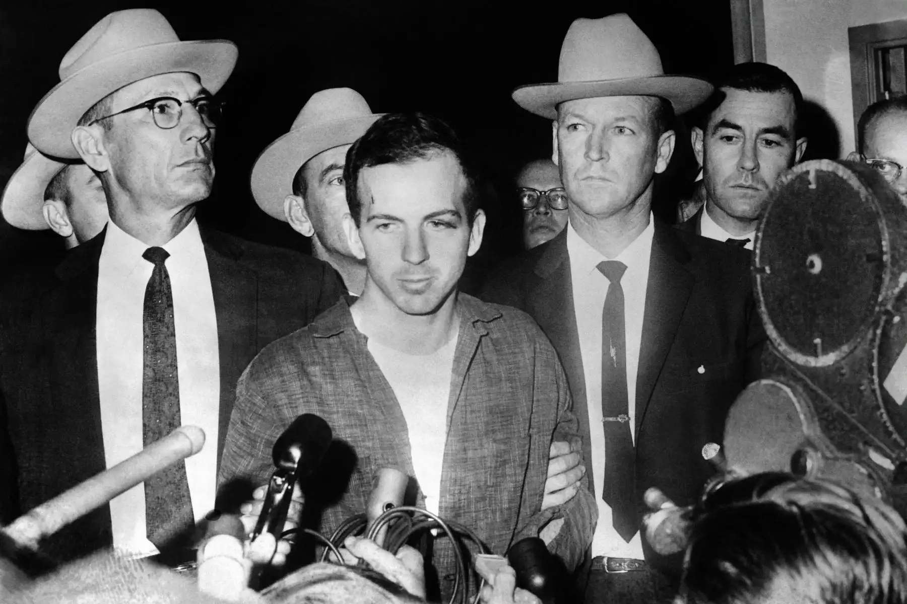 Imagen fechada el 22 de noviembre de 1963 del asesino del presidente estadounidense John F. Kennedy, Lee Harvey Oswald, durante una conferencia de prensa después de su arresto en Dallas. Lee Harvey Oswald fue asesinado por Jack Ruby el 24 de noviembre en la víspera del entierro de Kennedy. FOTO AFP