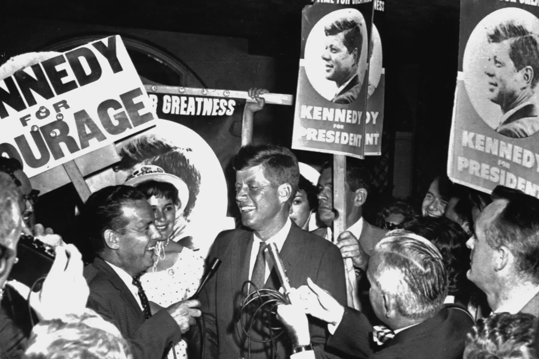 John F. Kennedy, El Presidente de la República de los Estados Unidos, 14 de julio de 1960.

John F. Kennedy, el candidato democrático nominado para la Presidencia de los Estados Unidos, está rodeado de simpatizantes en la Convención Demócrata en Los Ángeles, el 14 de julio de 1960.  AFP