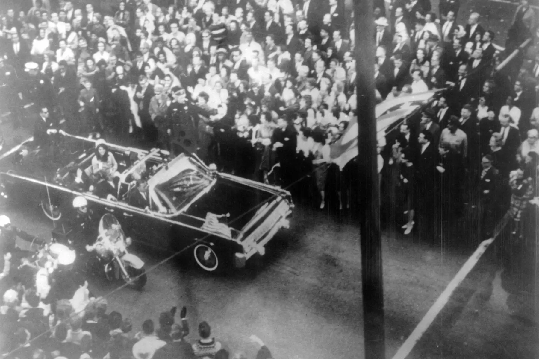 Foto premio el 22 de noviembre de 1963, du convoi du PrÈsident J. F. Kennedy juste avant son assassinat ‡ Dallas.
foto fechada el 22 de noviembre de 1963 de la caravana del presidente de los Estados Unidos, John F. Kennedy, poco antes de su asesinato en Dallas. AFP