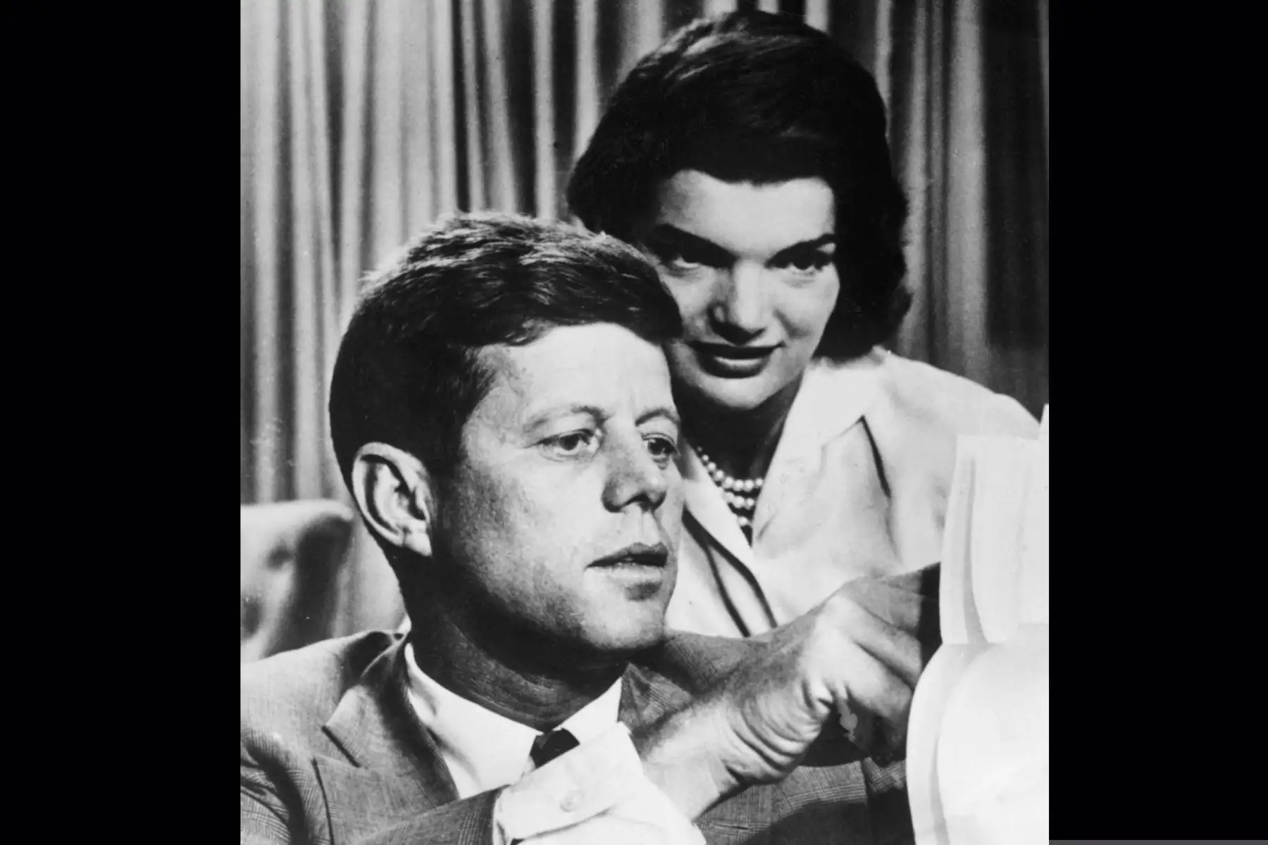 Una foto de 1950 muestra a John F. Kennedy con su esposa Jacqueline Bouvier Kennedy. AFP