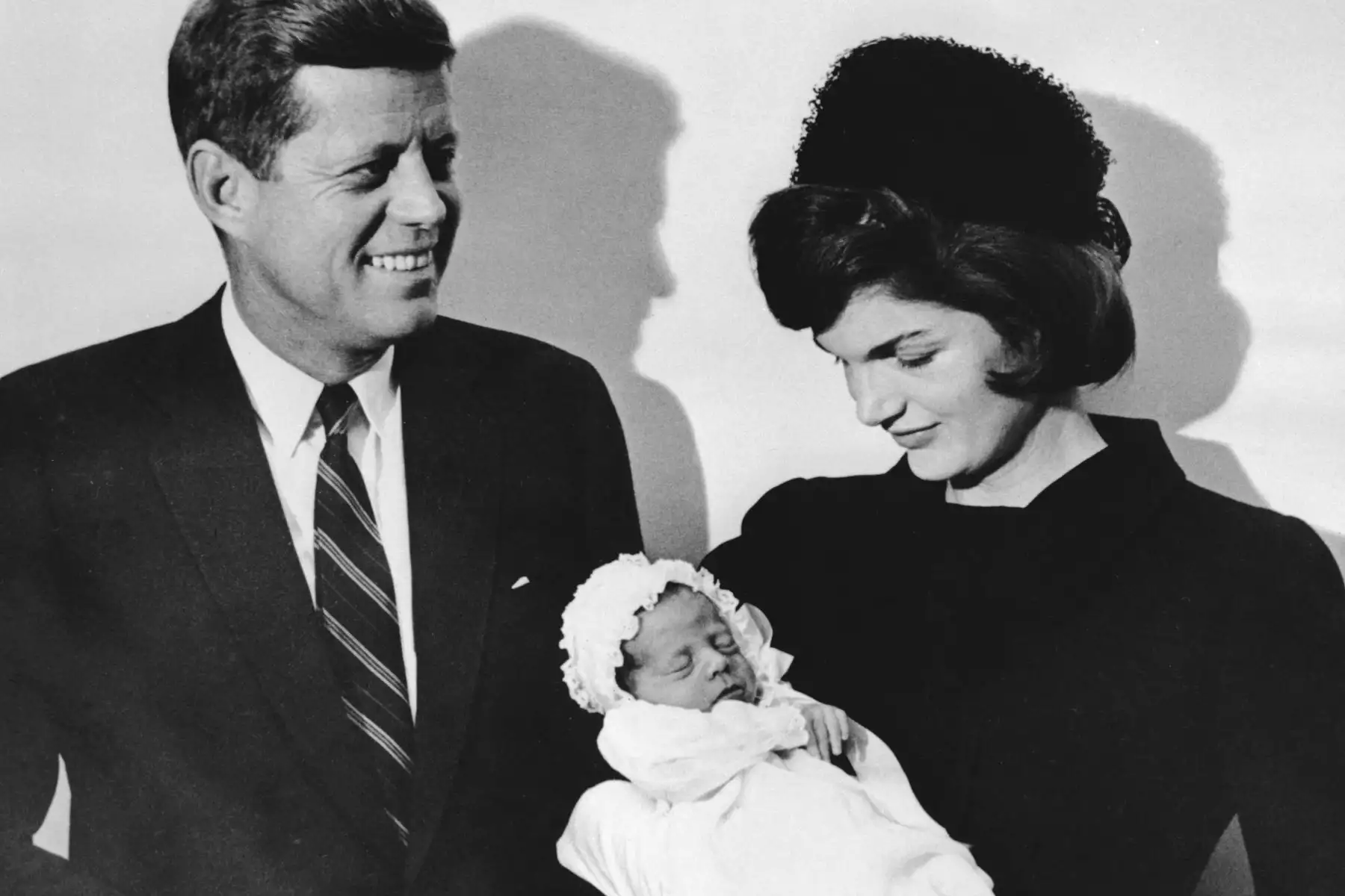 Fotografía tomada el 10 de diciembre de 1960 que muestra a John F. Kennedy y su esposa Jacqueline sosteniendo a su hijo John durante la ceremonia de bautizo en la capilla de la universidad de Georgetown. Los investigadores encontraron el cuerpo de John F. Kennedy Jr el 21 de julio de 1999 y los restos del avión que pilotaba cuando se estrelló en el Océano Atlántico. AFP