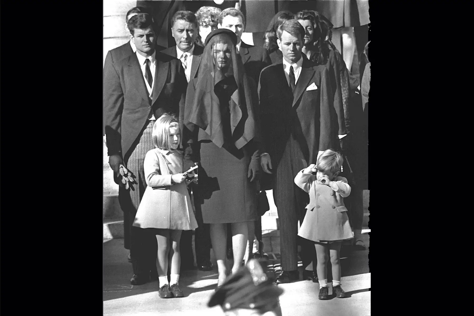 Jacqueline Kennedy está con sus dos hijos Caroline Kennedy y John F. Kennedy Jr y los cuñados Ted Kennedy (L, espalda) y Robert Kennedy (R) en el funeral de su esposo, el Presidente de los Estados Unidos John F. Kennedy, el 26 de noviembre de 1963 en Washington. DC Un avión pilotado por John F. Kennedy, Jr. desapareció el 17 de julio de 1999 después de salir de un pequeño aeropuerto cerca de la ciudad de Nueva York en ruta a Martha