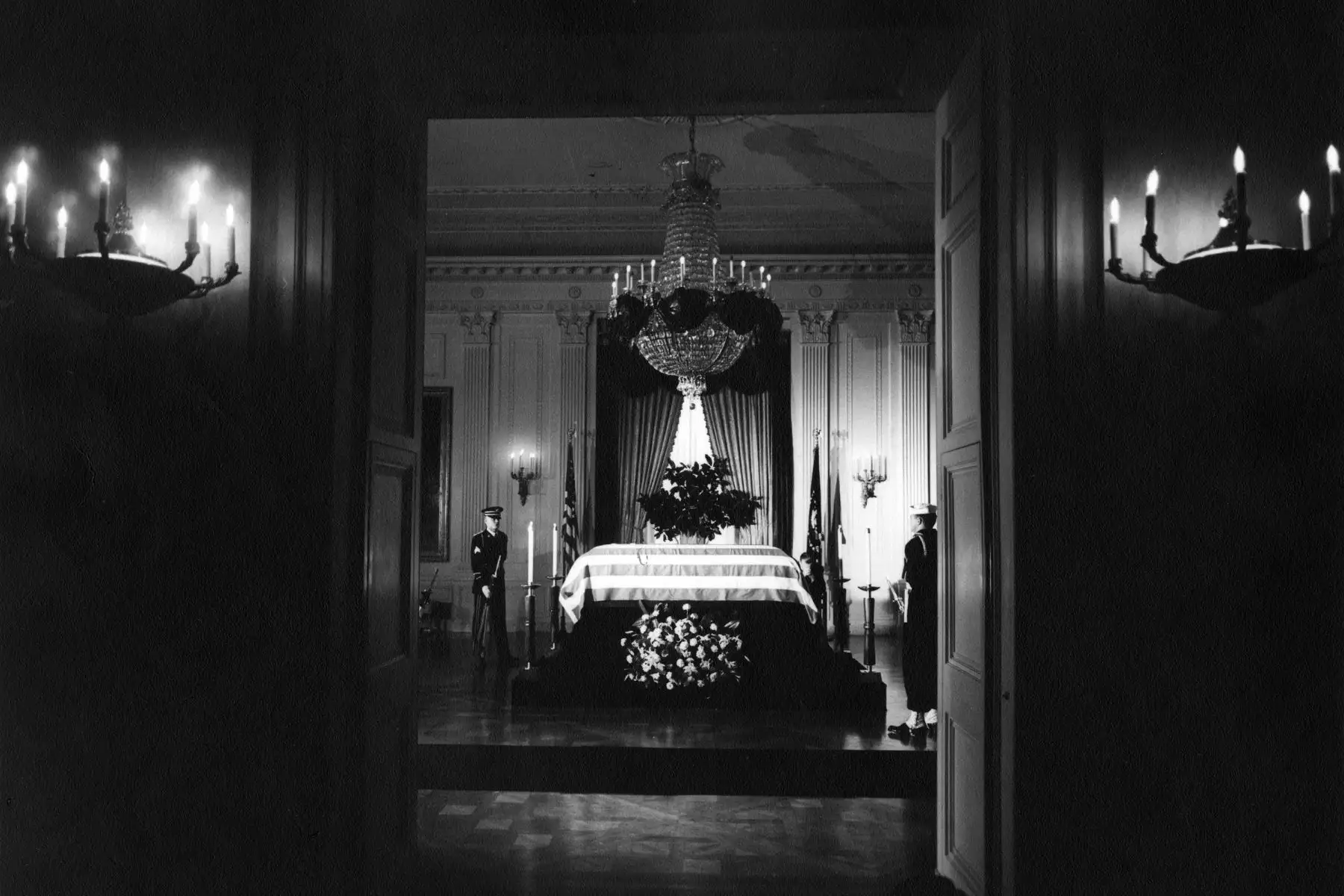 Jacqueline Kennedy está con sus dos hijos Caroline Kennedy y John F. Kennedy Jr y los cuñados Ted Kennedy (L, espalda) y Robert Kennedy (R) en el funeral de su esposo, el Presidente de los Estados Unidos John F. Kennedy, el 26 de noviembre de 1963 en Washington. DC Un avión pilotado por John F. Kennedy, Jr. desapareció el 17 de julio de 1999 después de salir de un pequeño aeropuerto cerca de la ciudad de Nueva York en ruta a Martha